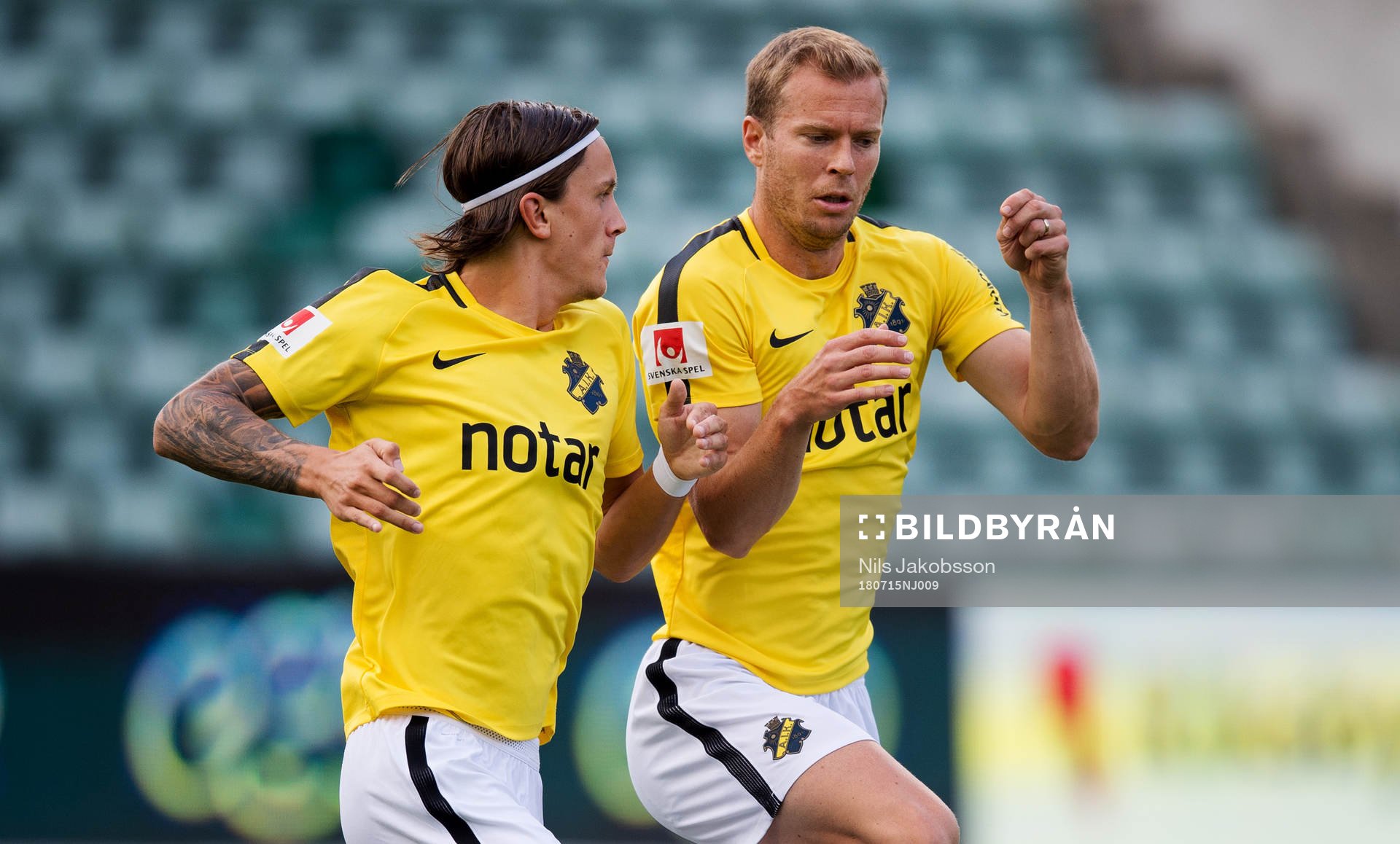 s Kristoffer Olsson och Per Karlsson värmer upp innan