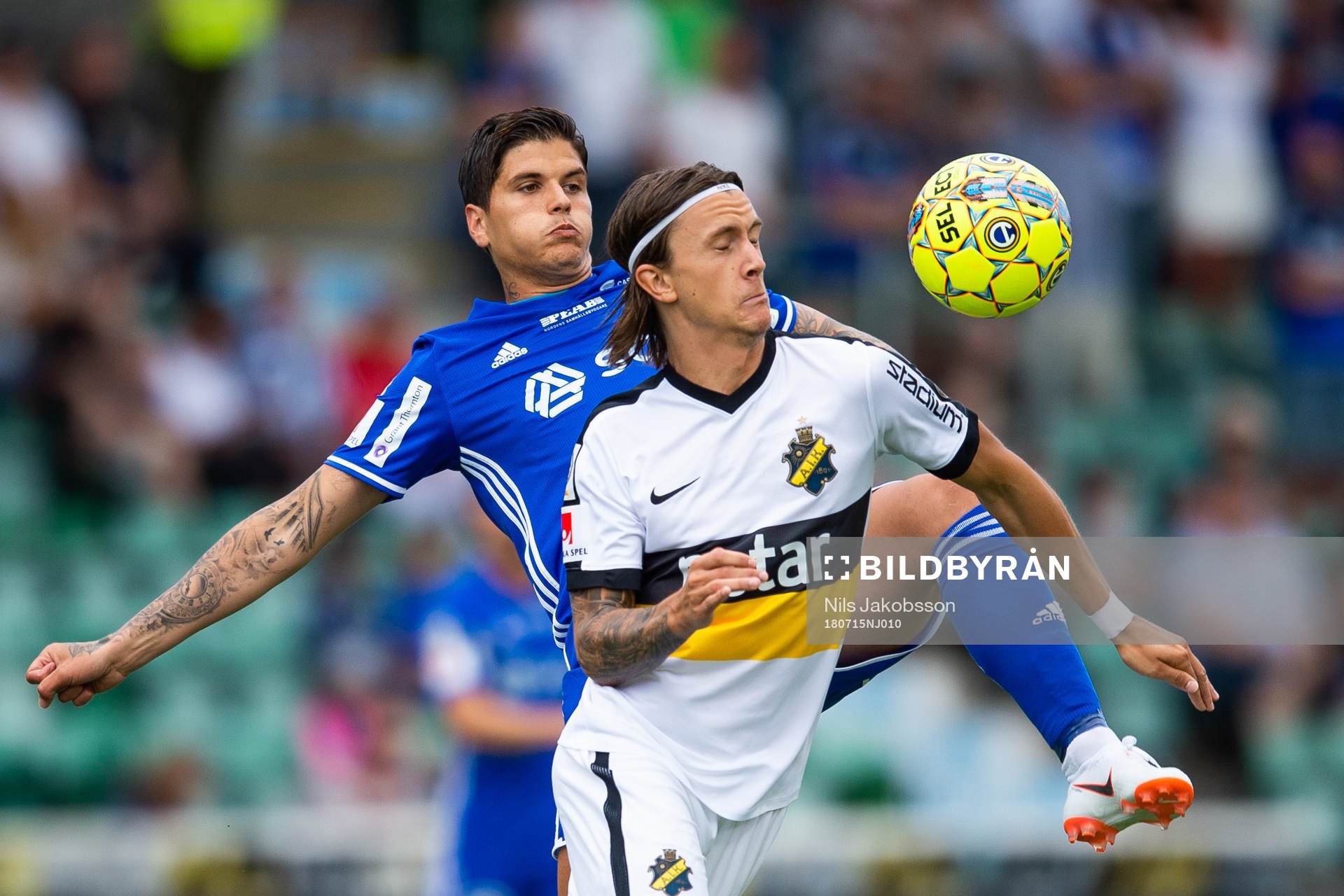 s Kristoffer Olsson i kamp om bollen