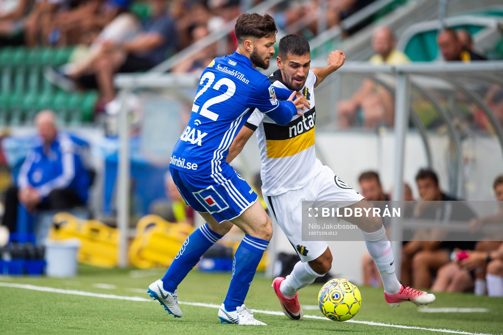 s Stefan Silva i kamp om bollen