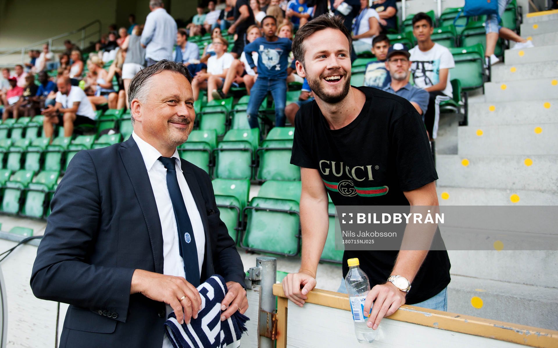 Sundsvalls sportchef Urban Hagblom och AIKs Robert Lundström pratar innan fotbollsmatchen i Allsvenskan mellan GIF Sundsvall och AIK den 15 juli 2018 i Sundsvall.