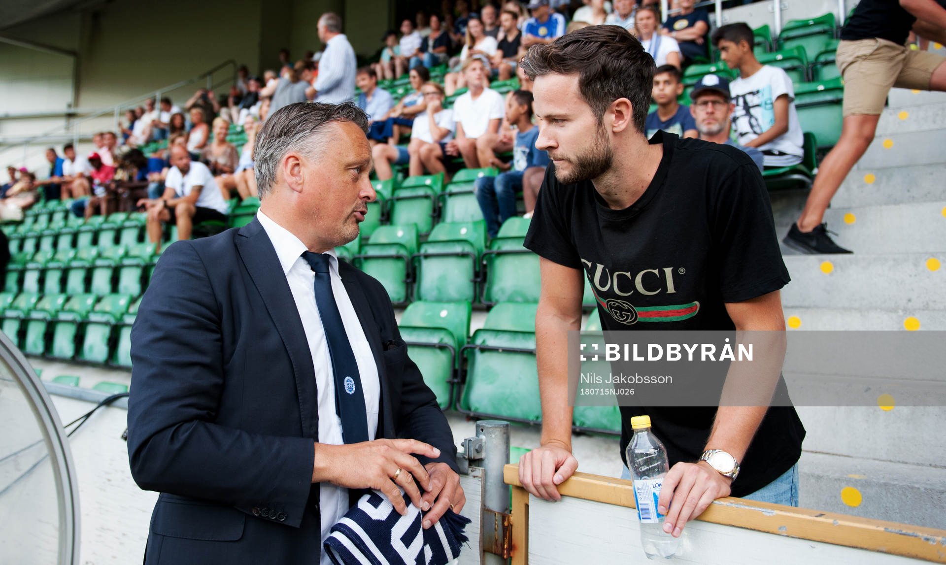 Sundsvalls sportchef Urban Hagblom och AIKs Robert Lundström pratar innan fotbollsmatchen i Allsvenskan mellan GIF Sundsvall och AIK den 15 juli 2018 i Sundsvall.