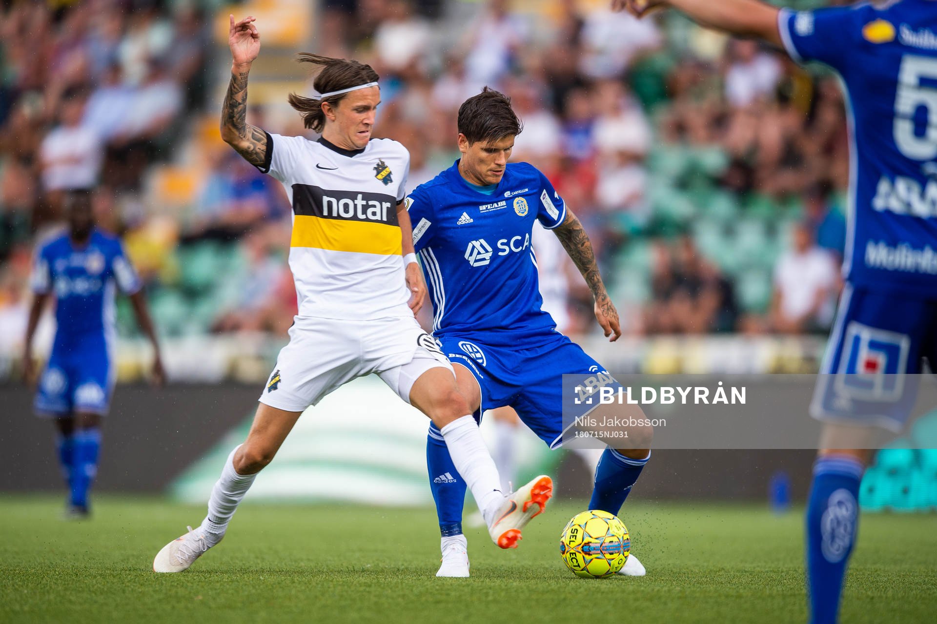 s Kristoffer Olsson och Sundsvalls David Batanero i kamp om