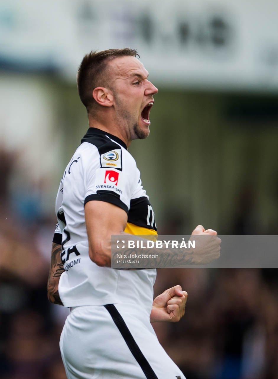 AIK:s Alexander Milosevic jublar under fotbollsmatchen i Allsvenskan mellan GIF Sundsvall och AIK den 15 juli 2018 i Sundsvall.