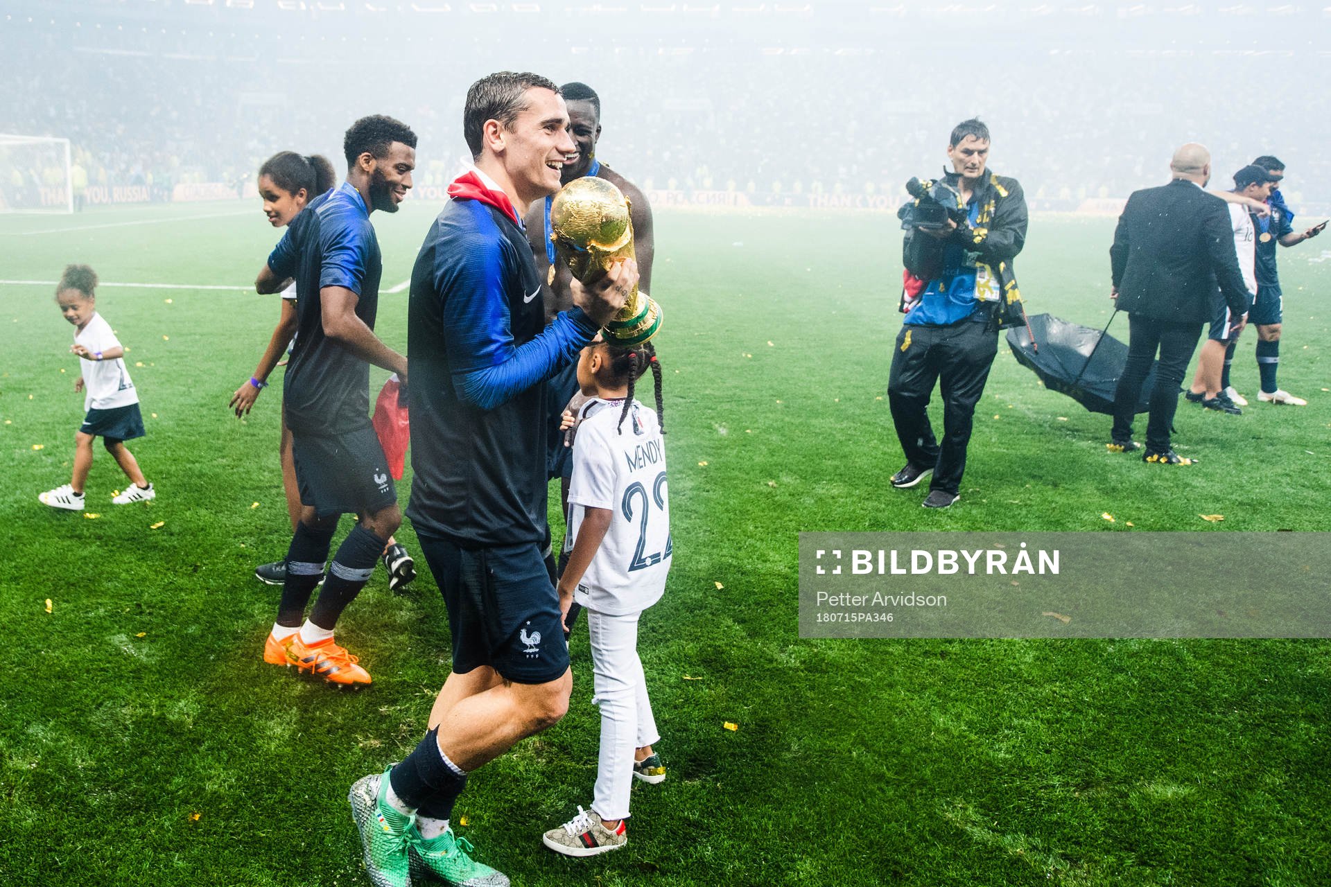 Antoine Griezmann of France celebrate with the trophy