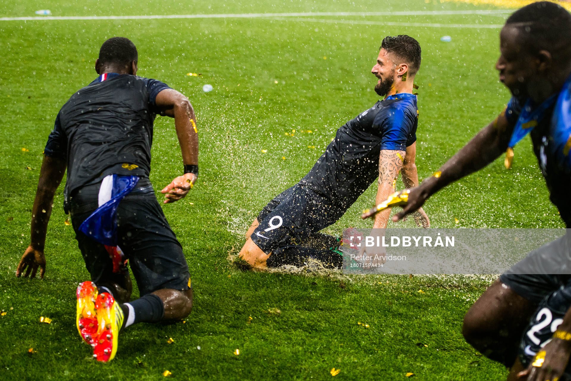 Olivier Giroud of France celebrate