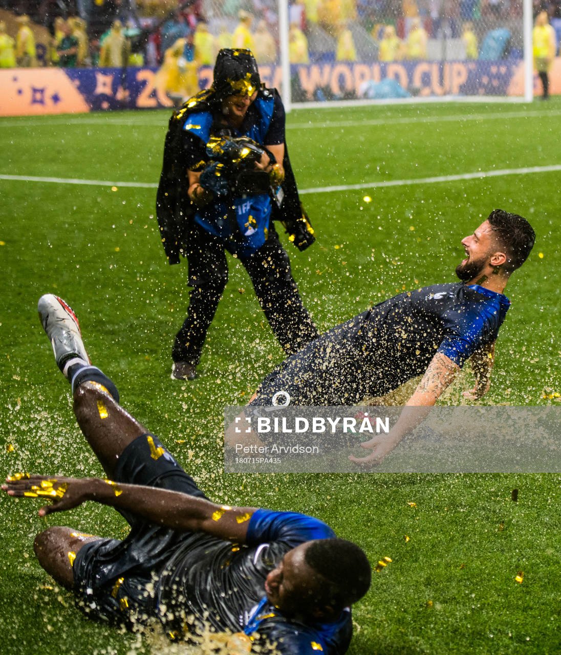 Olivier Giroud of France celebrate