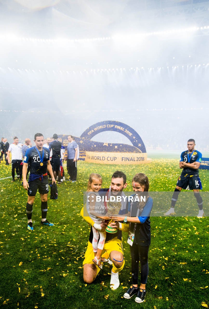 Goalkeeper Hugo Lloris of France celebrate with the trophy