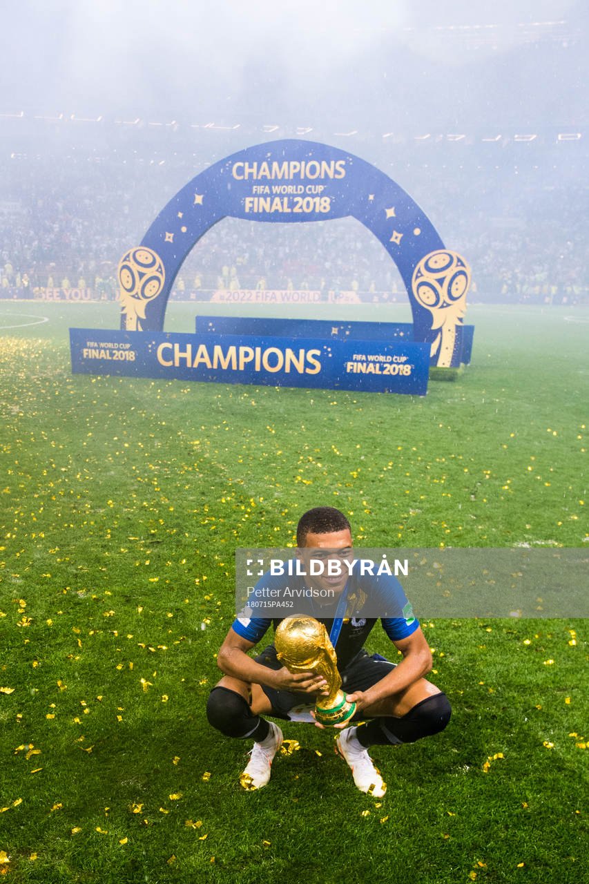 Kylian Mbappe of France celebrate with the trophy