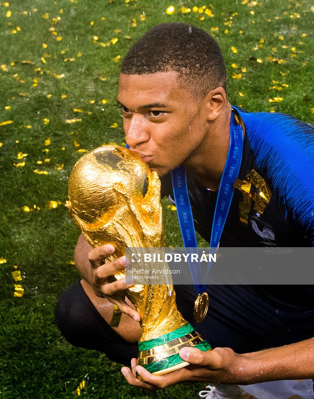 Kylian Mbappe of France celebrate with the trophy