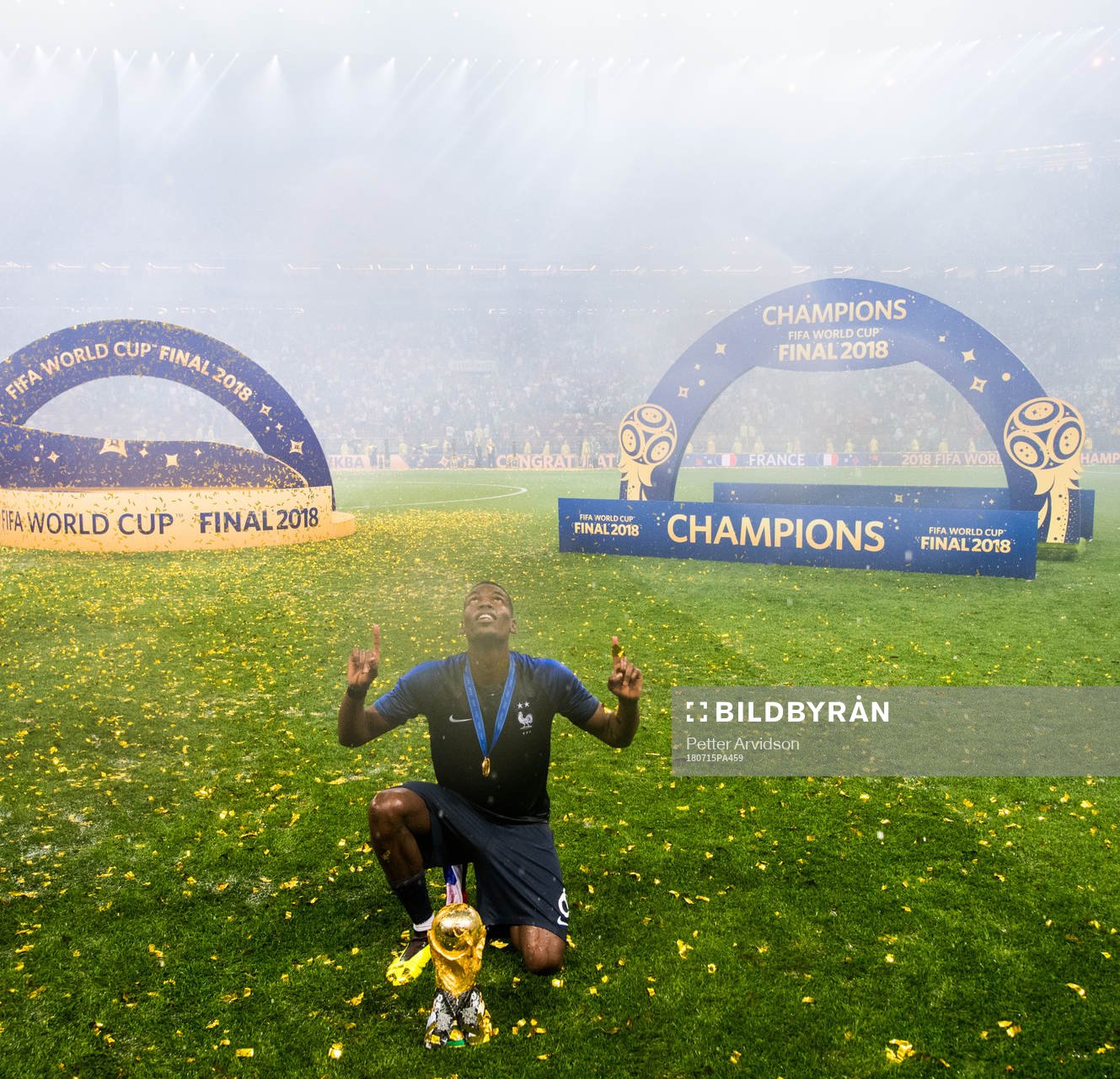 Paul Pogba of France celebrate with the trophy