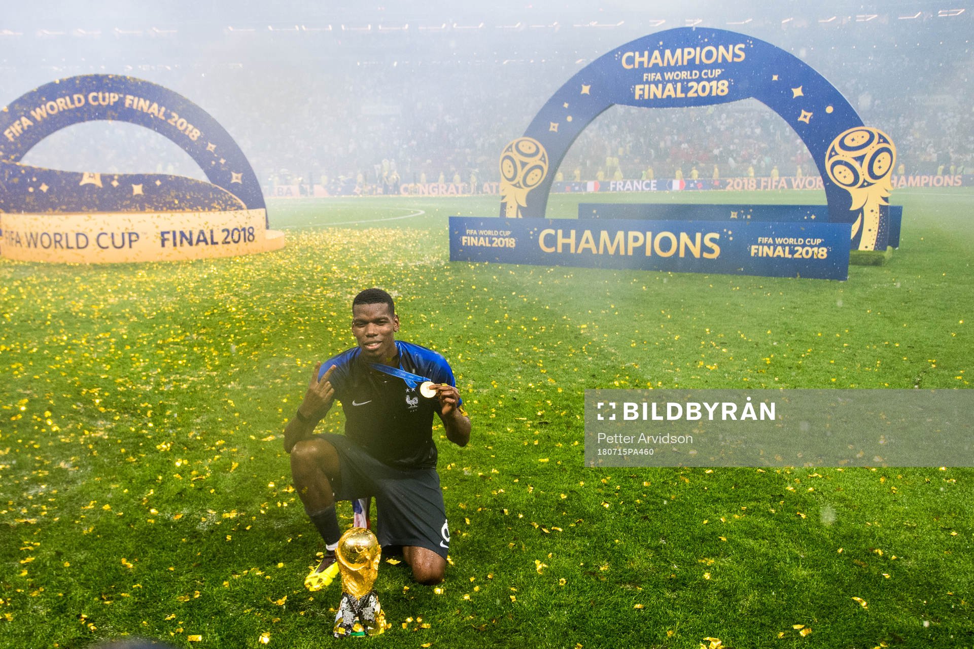 Paul Pogba of France celebrate with the trophy