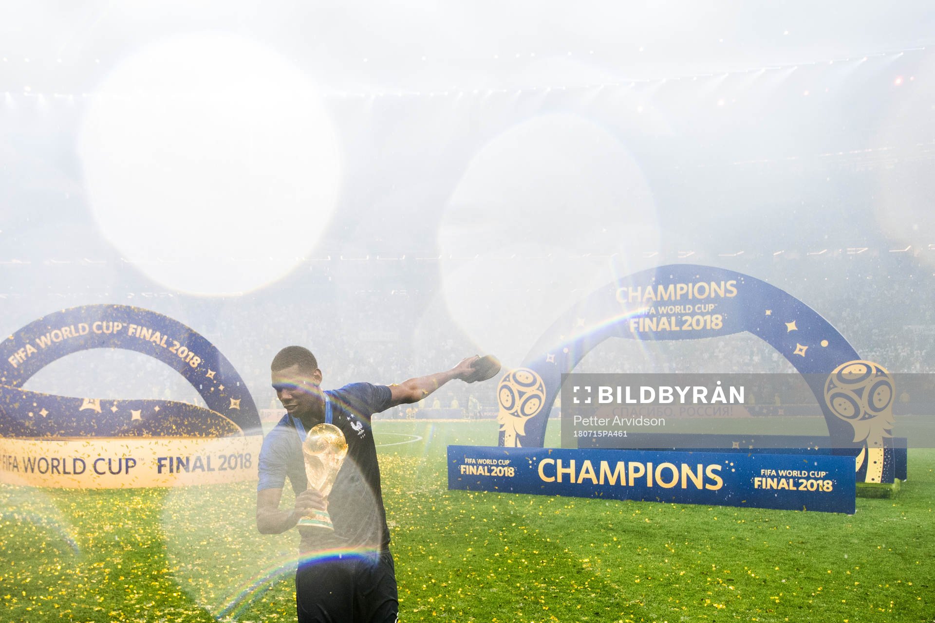 Paul Pogba of France celebrate with the trophy