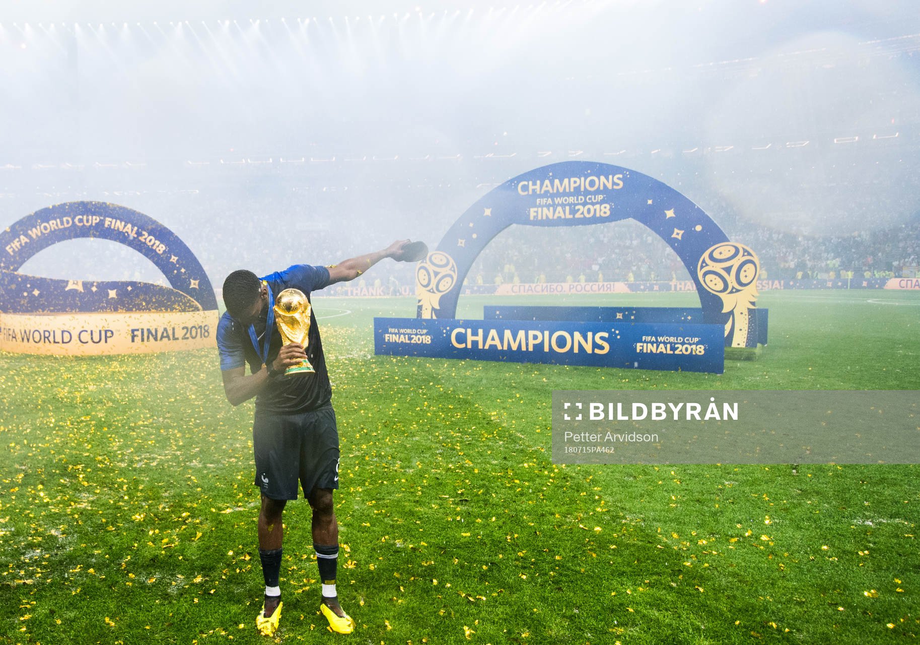 Paul Pogba of France celebrate with the trophy