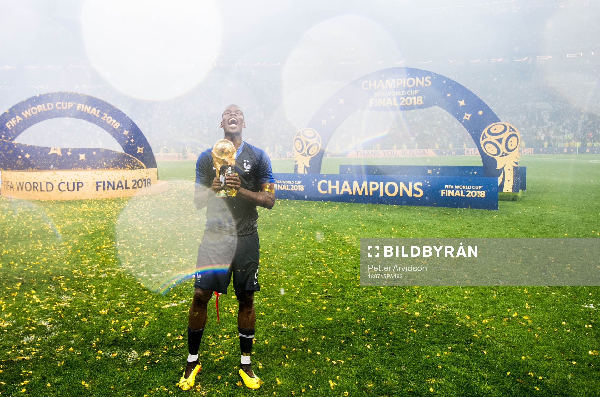 Paul Pogba of France celebrate with the trophy