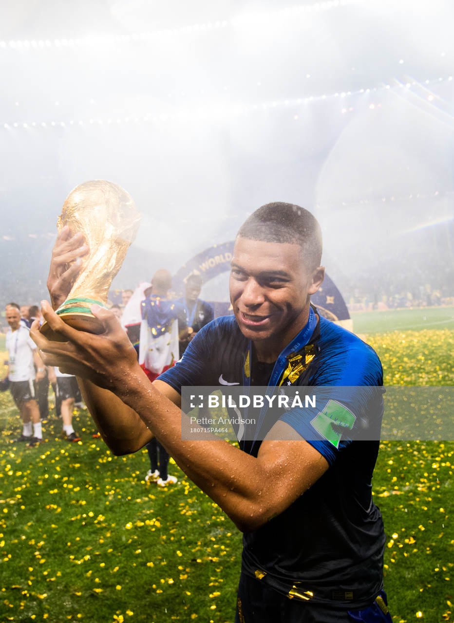 Kylian Mbappe of France celebrate with the trophy