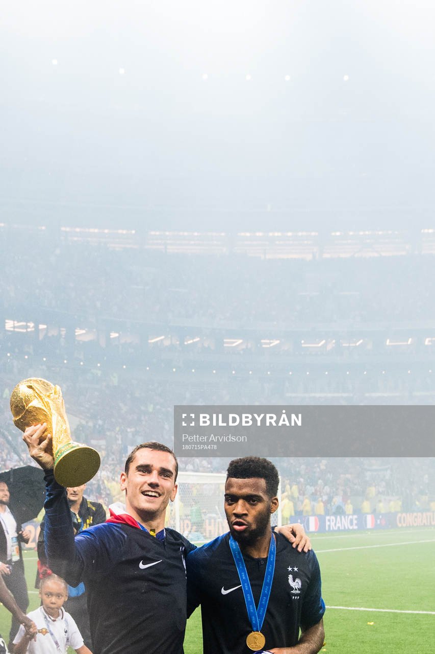 Antoine Griezmann of France celebrate with the trophy