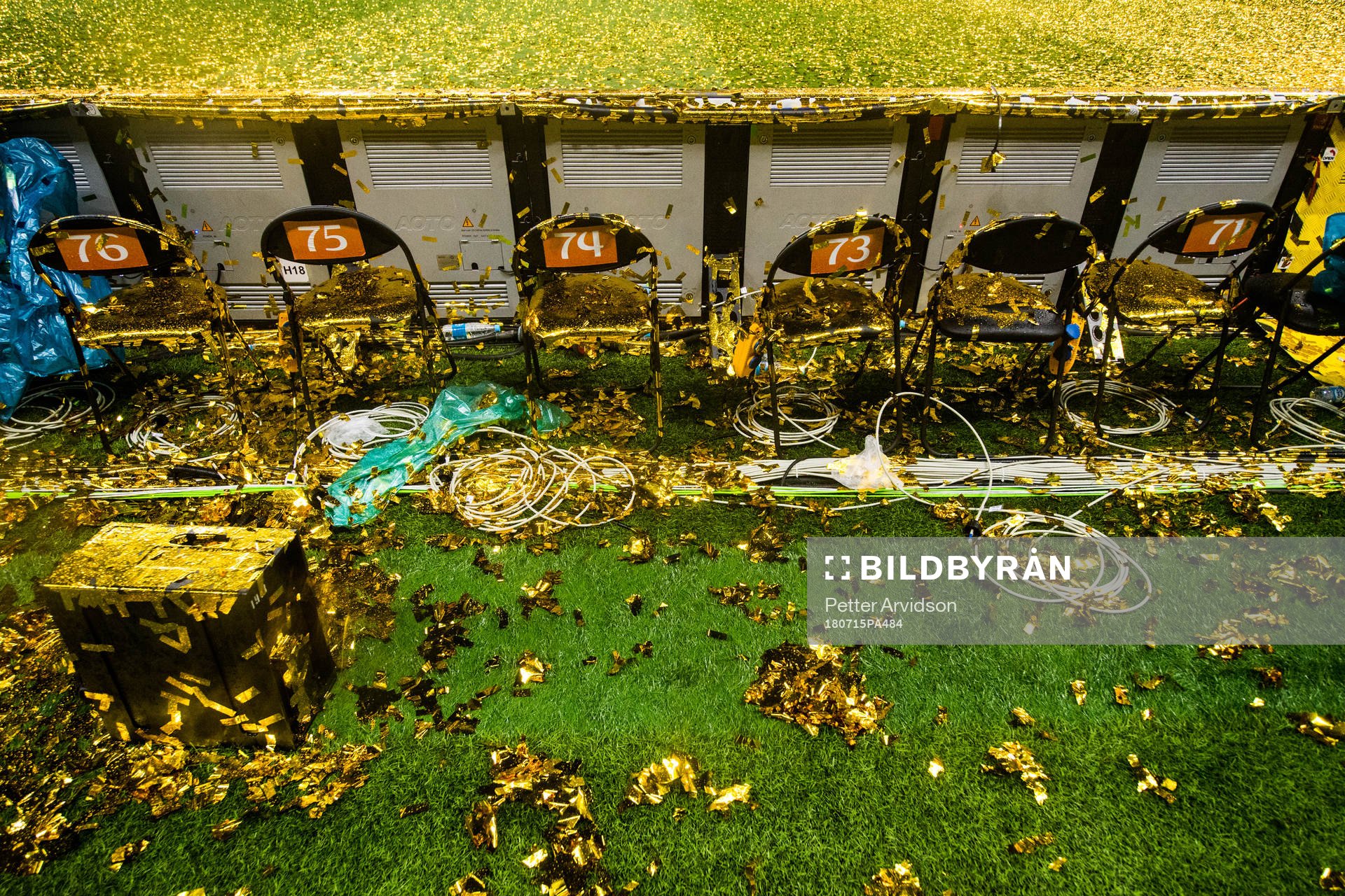Gold confetti