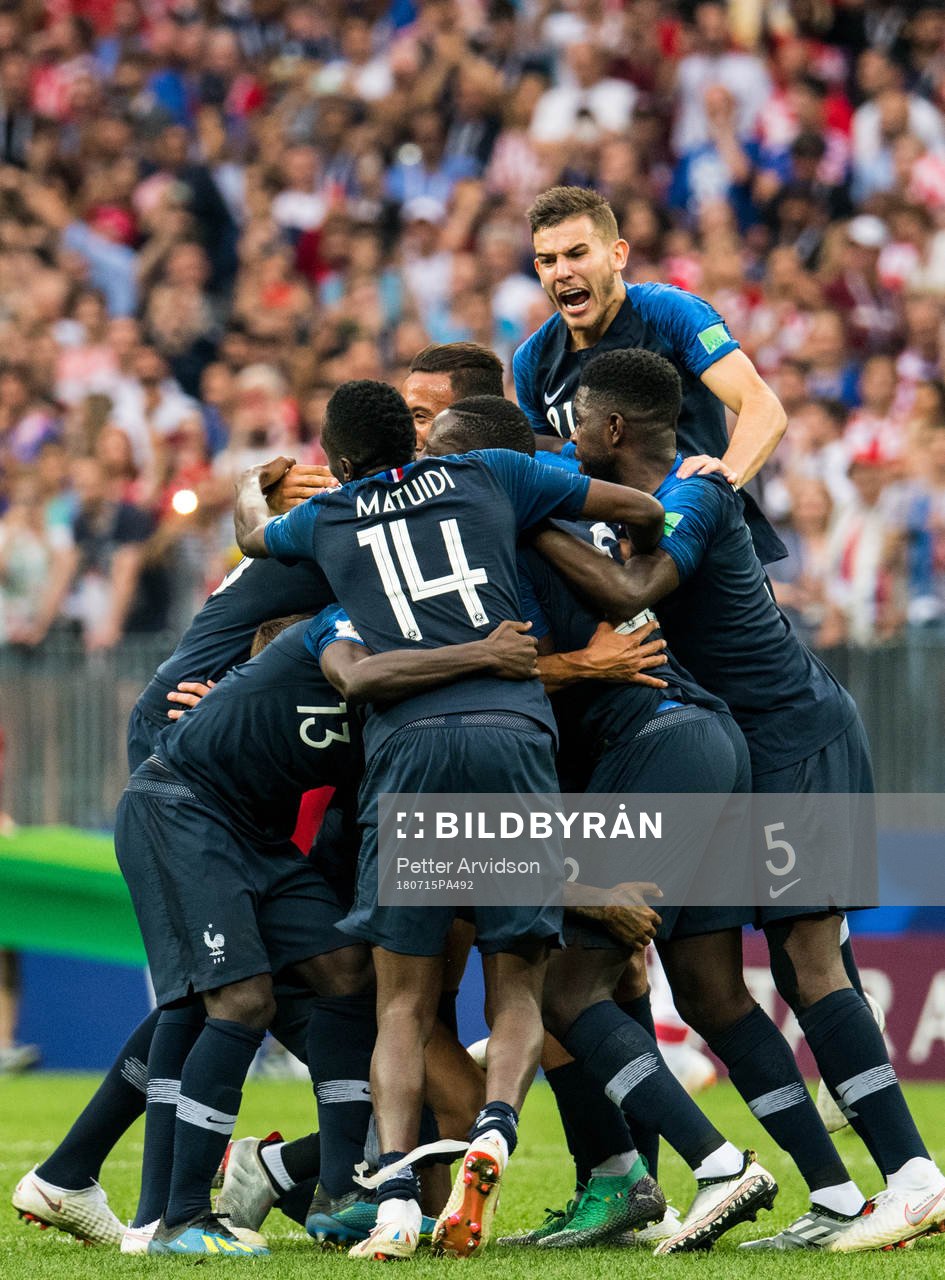 Players of France celebrates