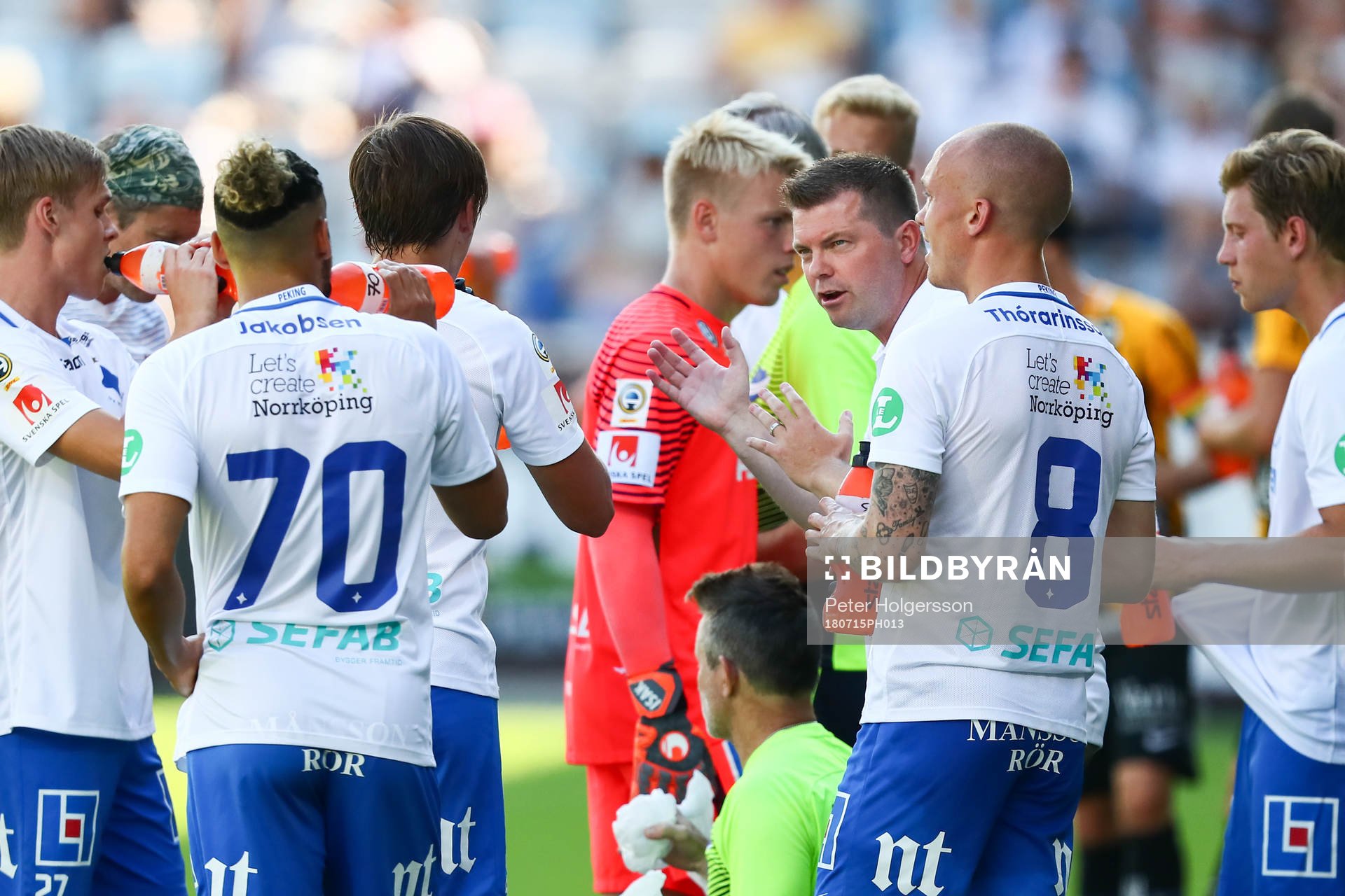 Norrköpings tränare Jens Gustafsson (mitten) instruerar spelarna vid en drickapaus i andra halvlek under fotbollsmatchen i Allsvenskan mellan Norrköping och Häcken den 15 juli 2018 i Norrköping.