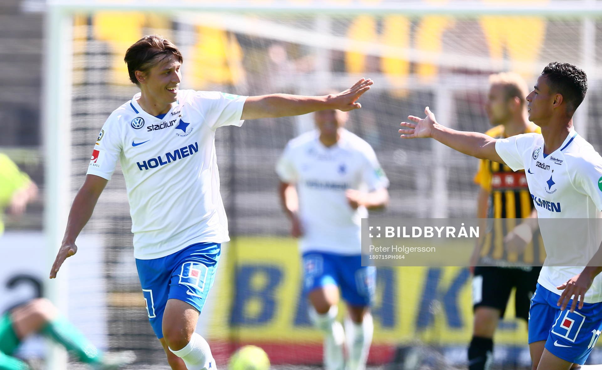 Norrköpings Simon Thern jublar med Ian Smith