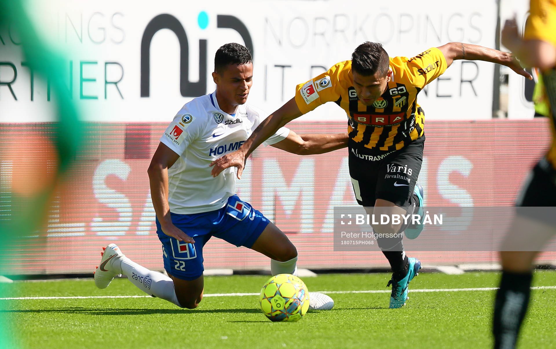 Norrköpings Ian Smith   fälld av Häckens Paulinho