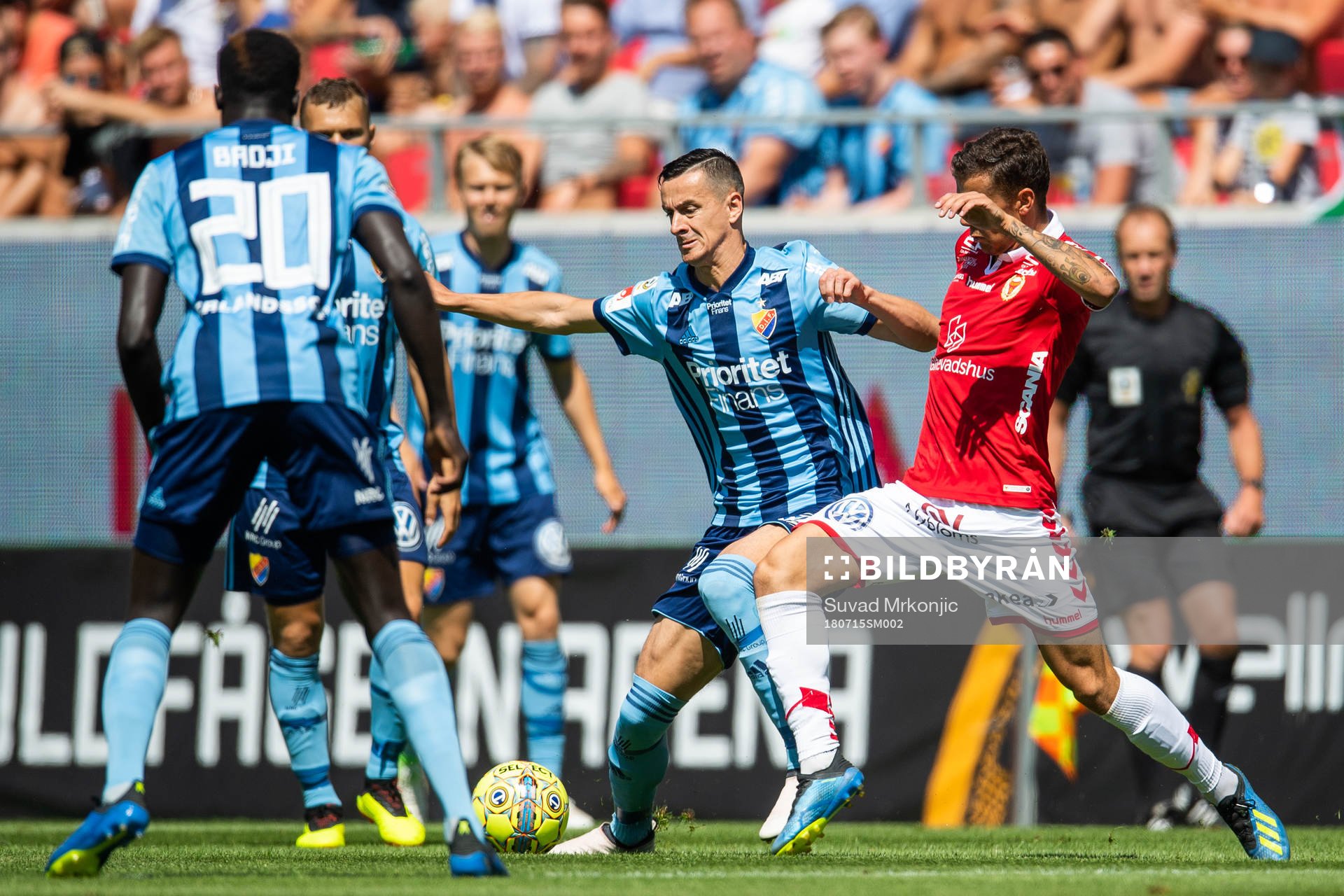 Djurgårdens Haris Radetinac i kamp om bollen med Kalmars
