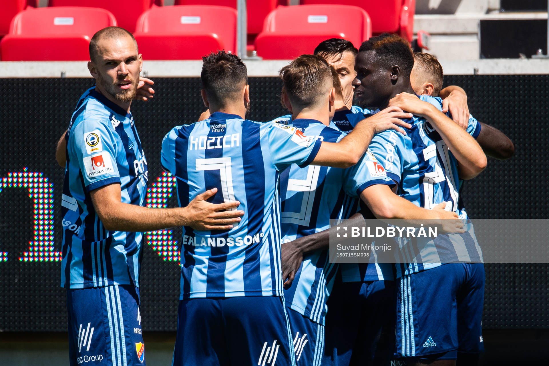 Djurgårdens Jonathan Augustinsson jublar emd lagkamrater