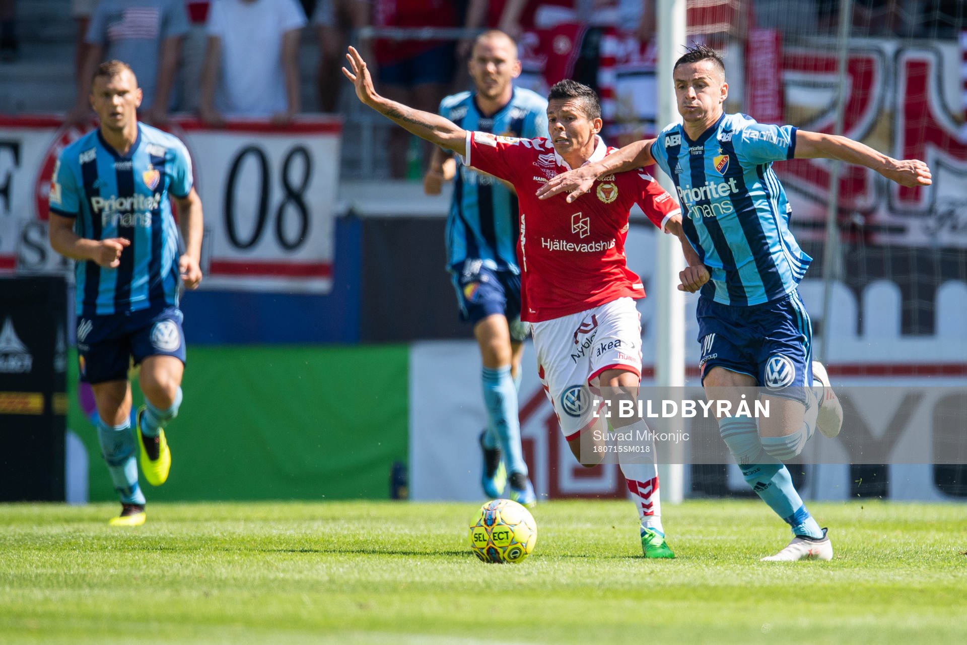 Kalmars Romário Pereira Sipião och Djurgårdens Dzenis Kozica i kamp om bollen under fotbollsmatchen i Allsvenskan mellan Kalmar och Djurgården den 15 juli 2018 i Kalmar.