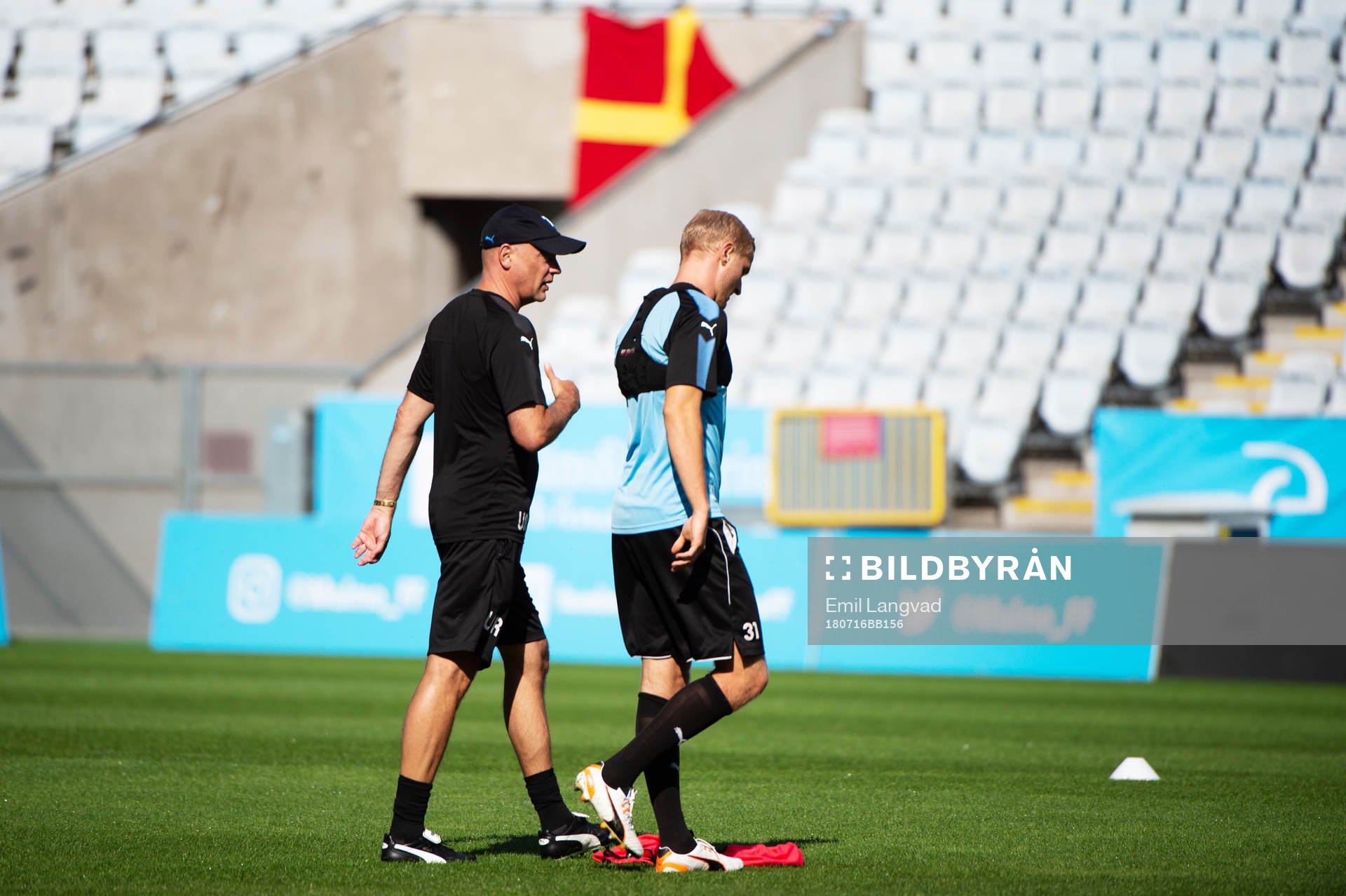 tränare Uwe Rösler diskuterar med Franz Brorsson