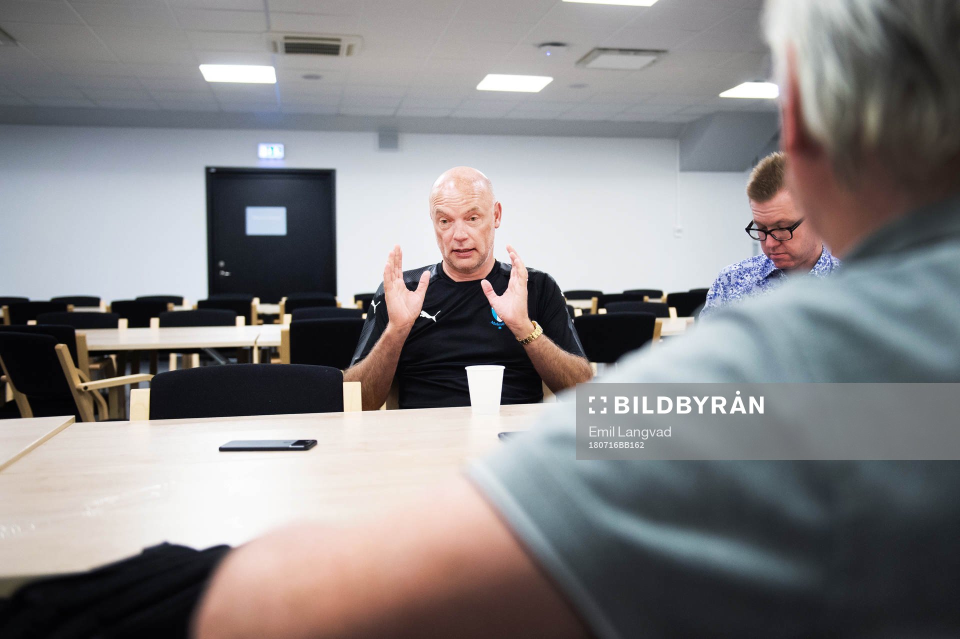 tränare Uwe Rösler innan en fotbollsträning med Malmö FF