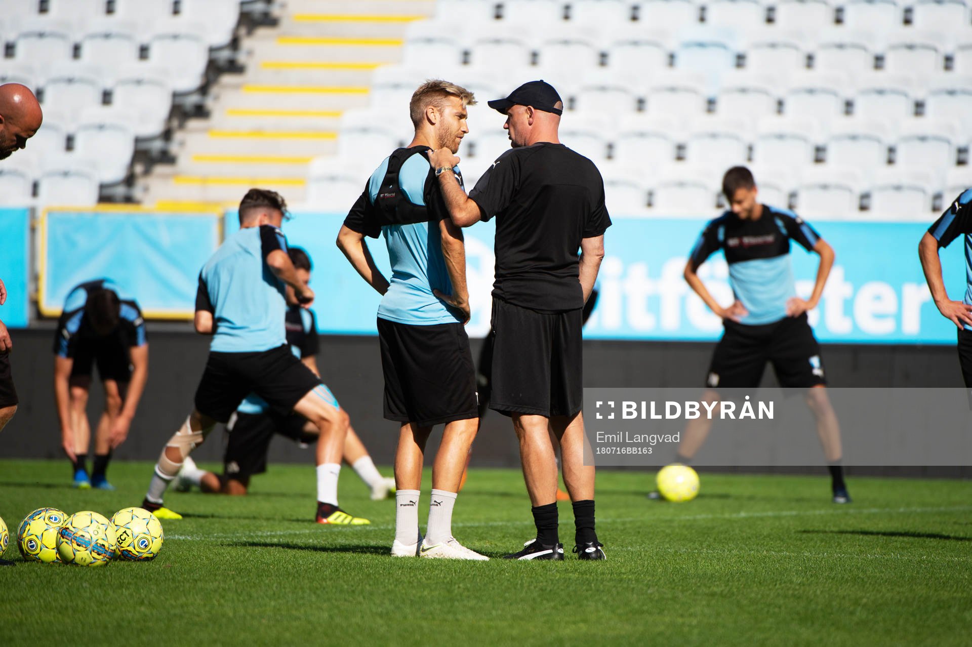 Rasmus Bengtsson diskuterar med tränare Uwe Rösler