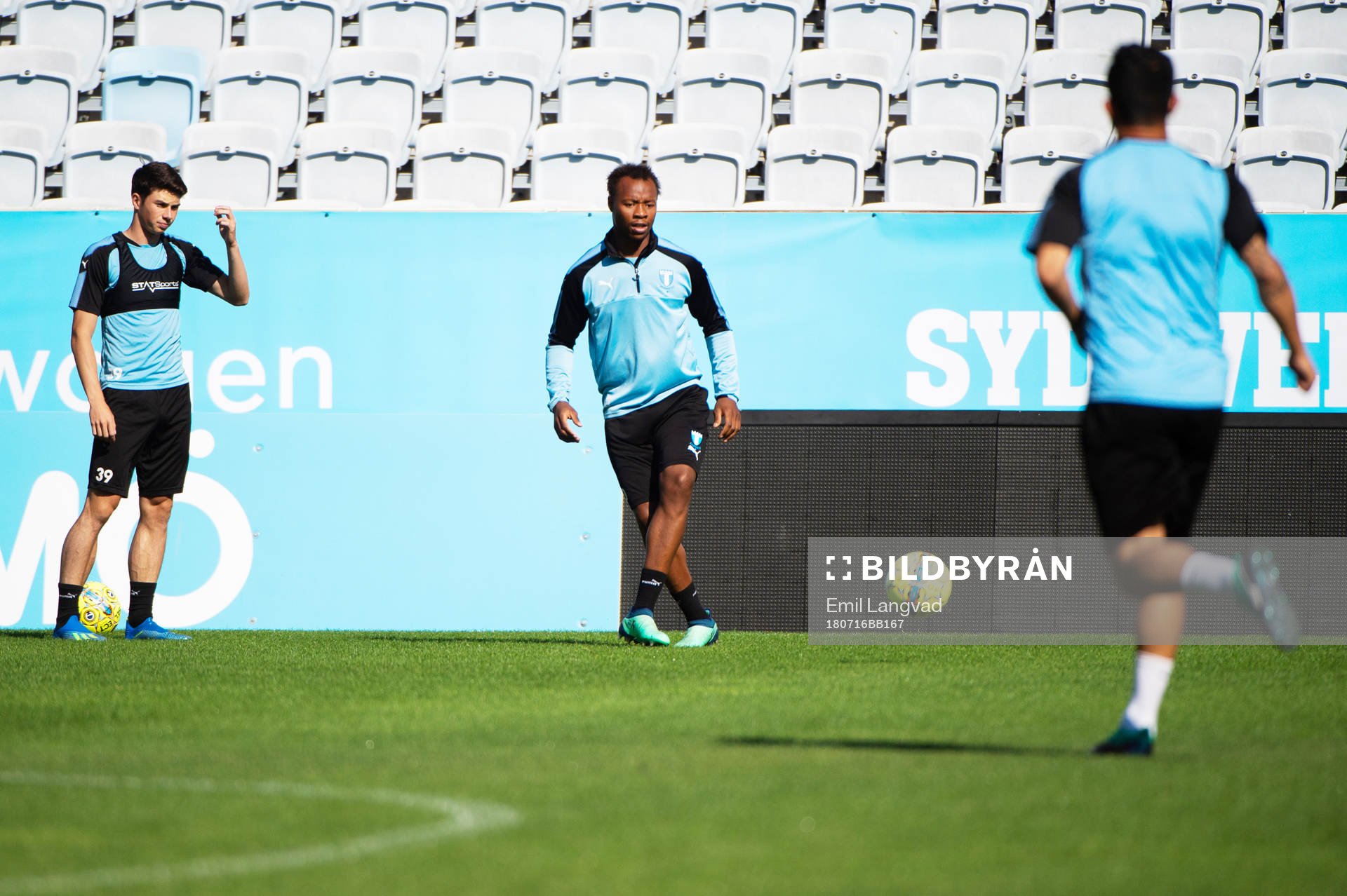 Felix Konstandeliasz och Carlos Strandberg under en fotbollsträning med Malmö FF den 16 juli 2018 i Malmö.