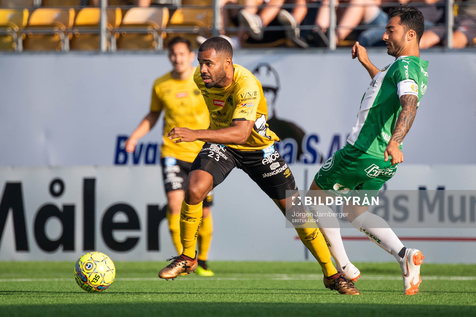 Elfsborgs Alex Dyer och Hammarbys Jiloan Hamad i kamp om