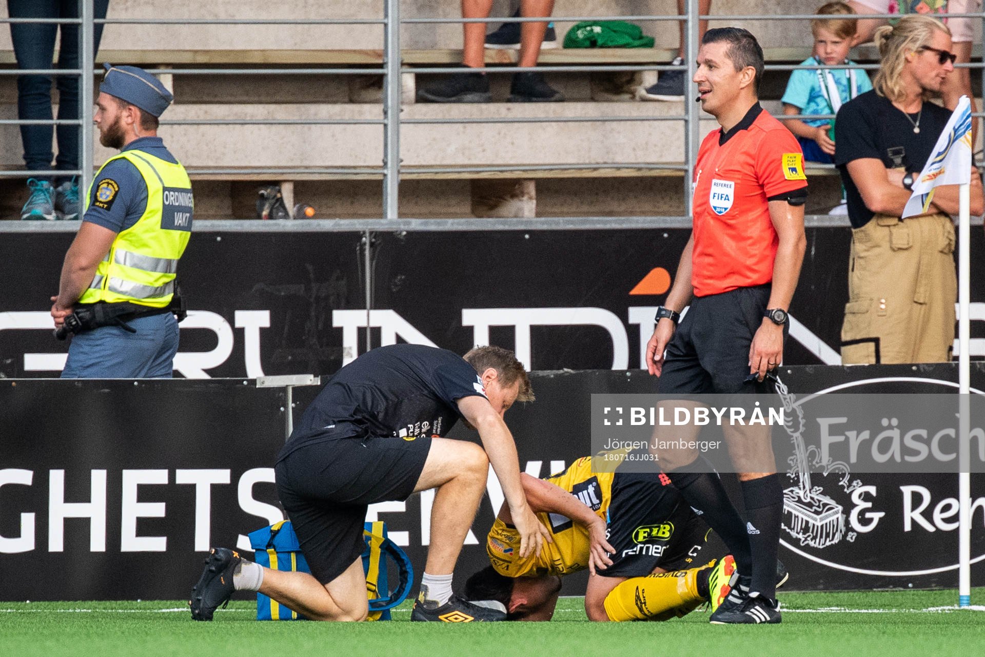 Elfsborgs Stefan Ishizaki får behandling av fysioterapeut