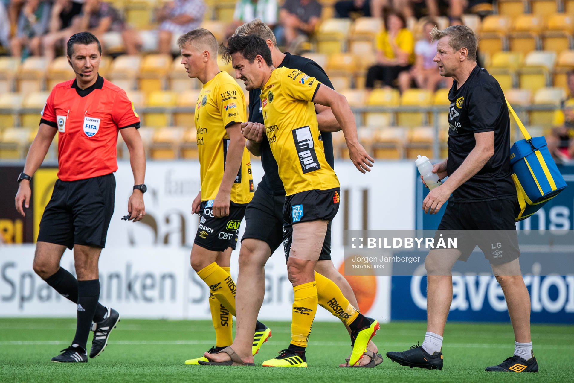 Elfsborgs Stefan Ishizaki får hjälp av plan med ett