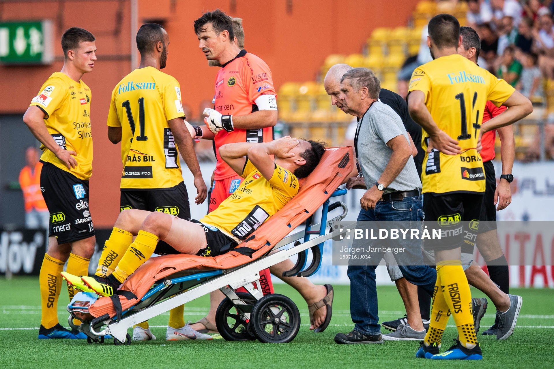 Elfsborgs Stefan Ishizaki körs ut på bår med ett lindat