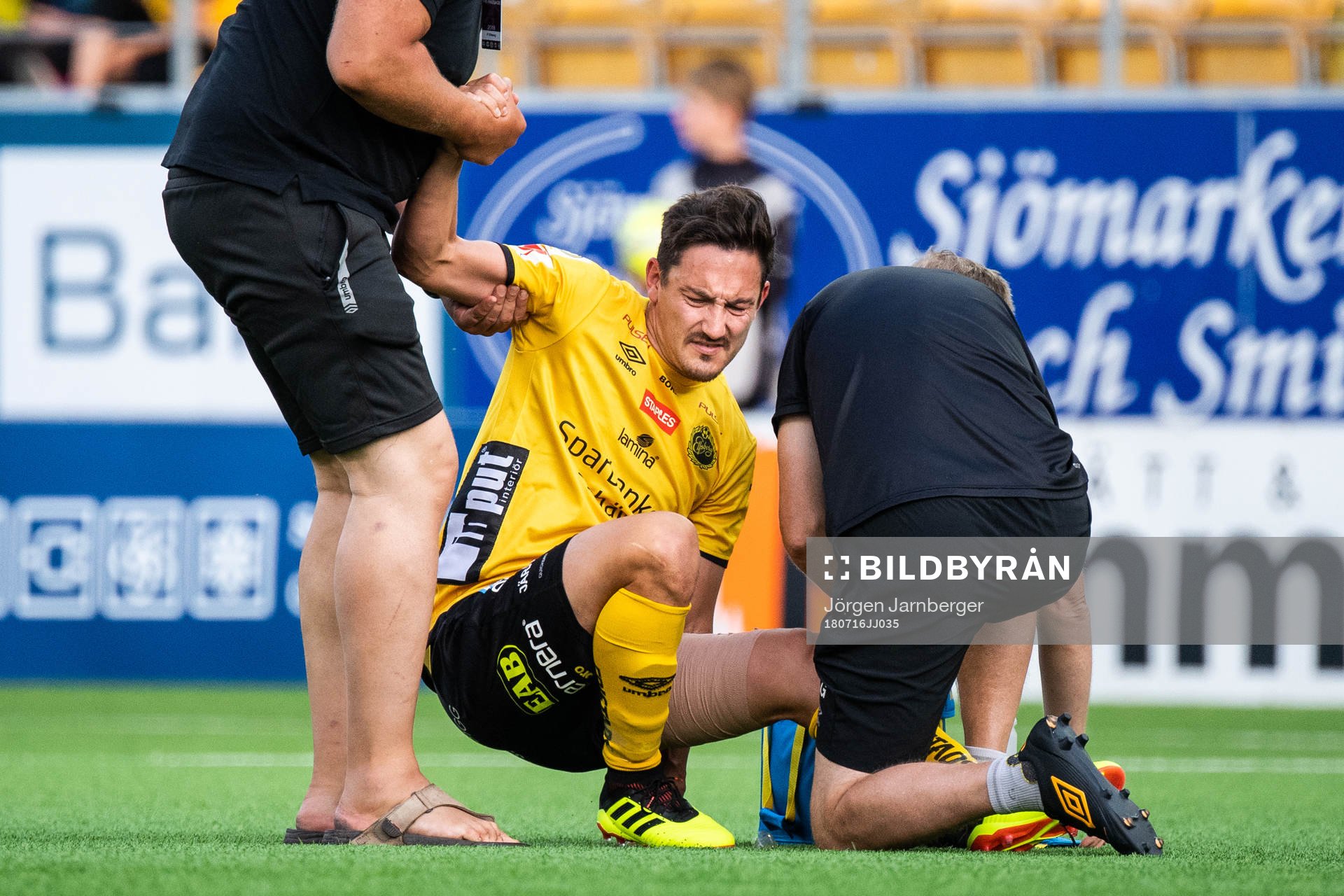 Elfsborgs fysioterapeut Lars Göthfelt hjälper Stefan