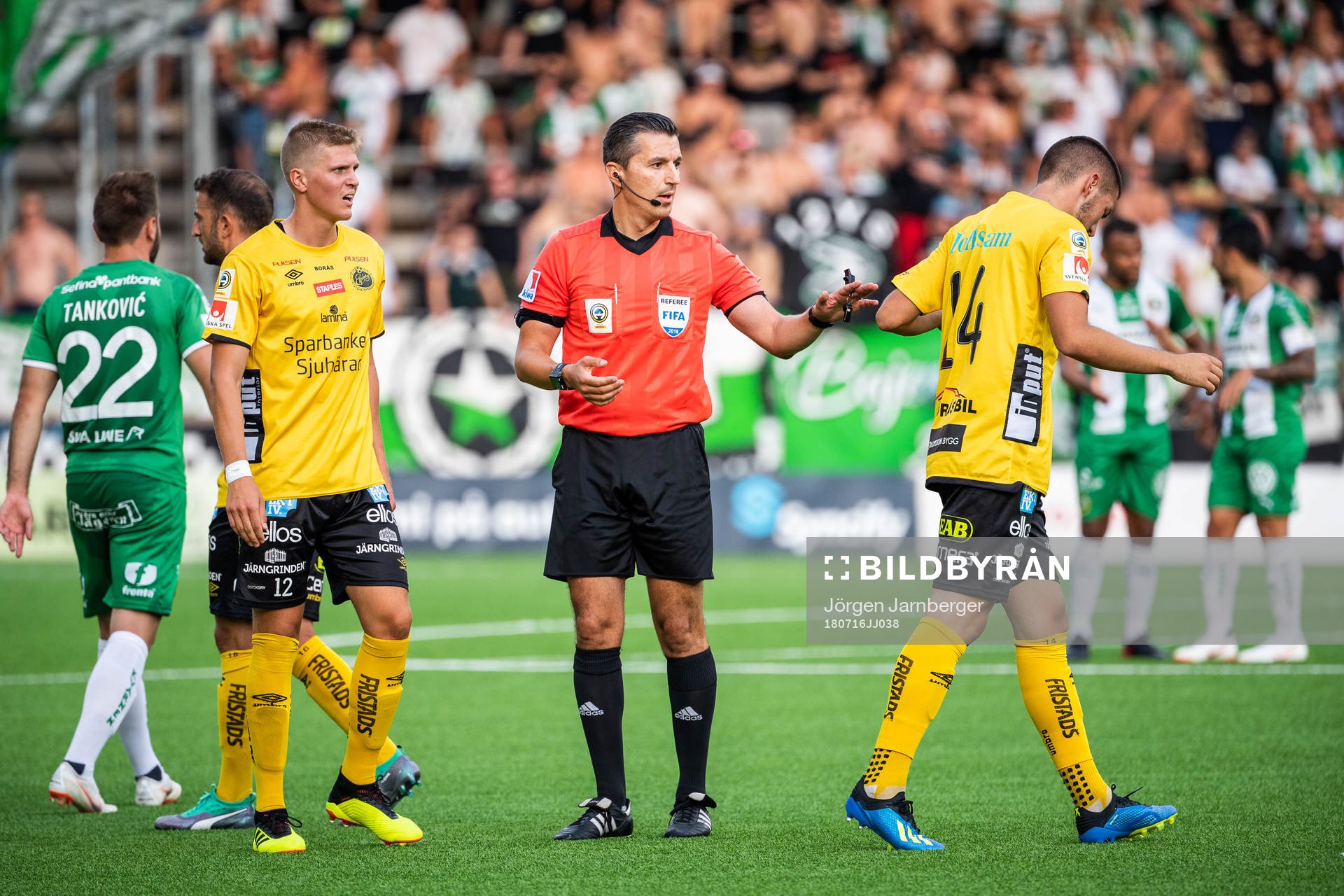 Domare Bojan Pandzic mellan Elfsborgs Joakim Nilsson och