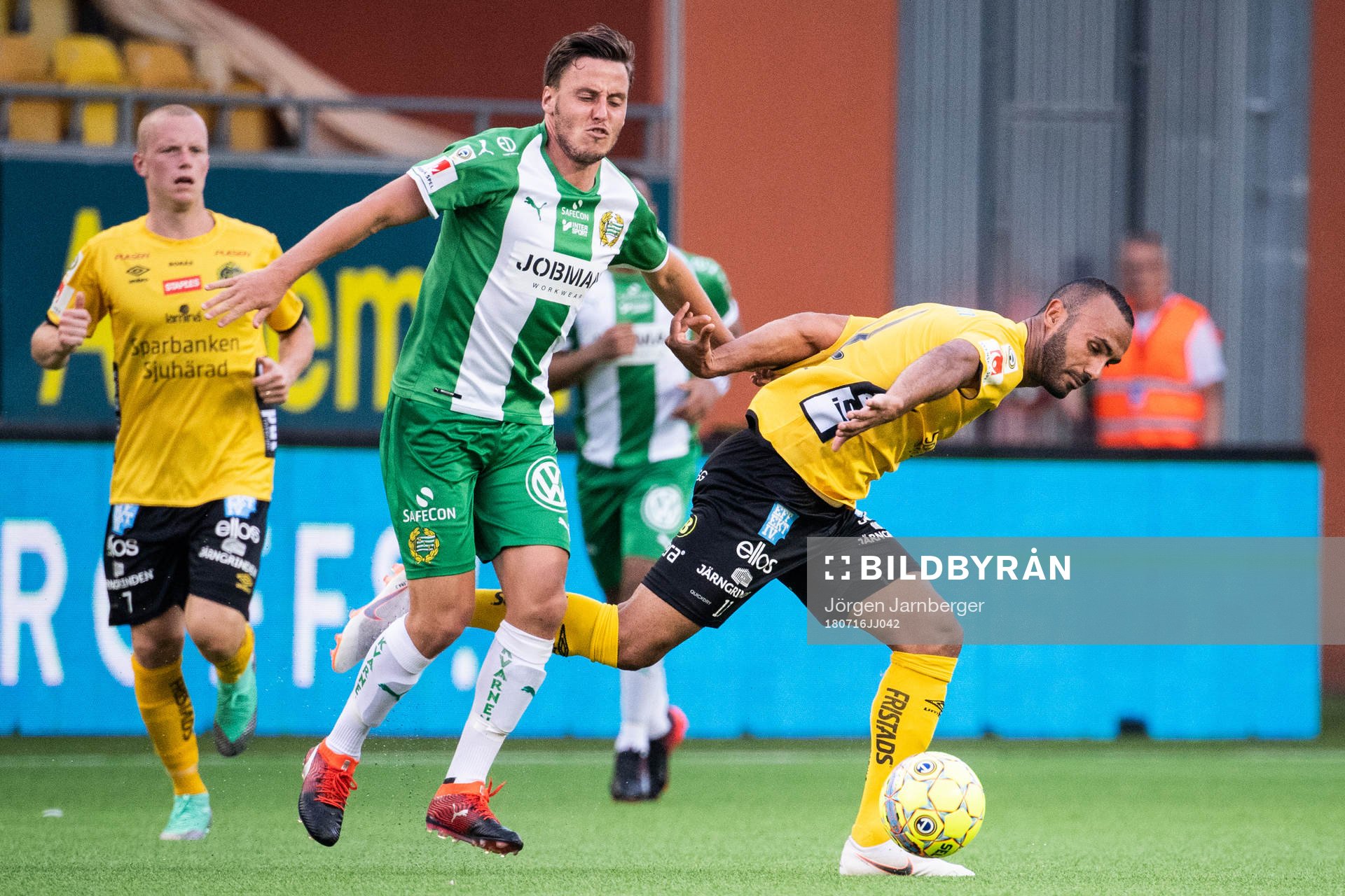 Hammarbys Jeppe Andersen och Elfsborgs Issam Jebali i kamp