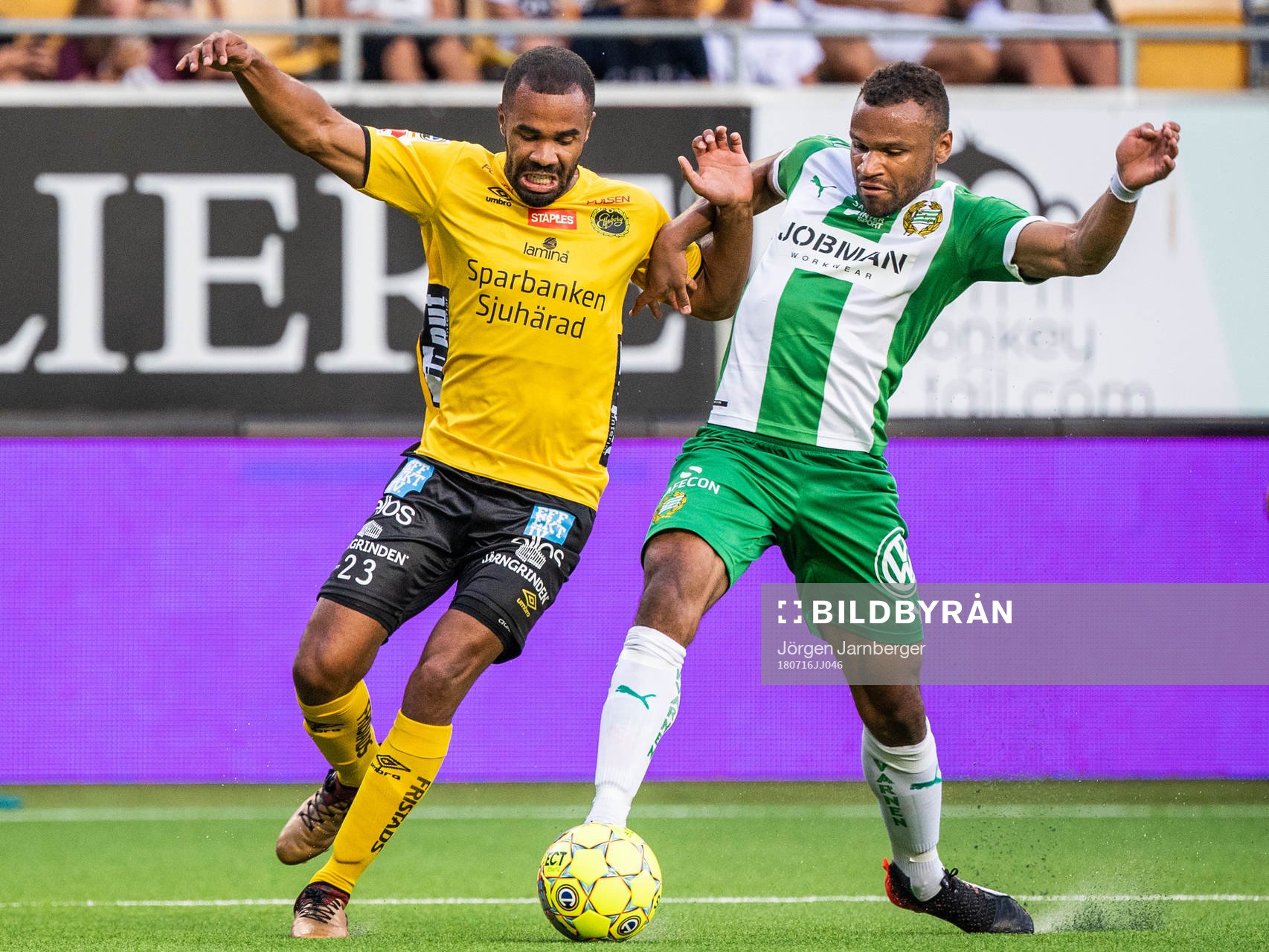 Hammarbys Serge-Junior Martinsson Ngouali och Elfsborgs Alex Dyer i kamp om bollen under fotbollsmatchen i Allsvenskan mellan Elfsborg och Hammarby den 16 juli 2018 i Borås.