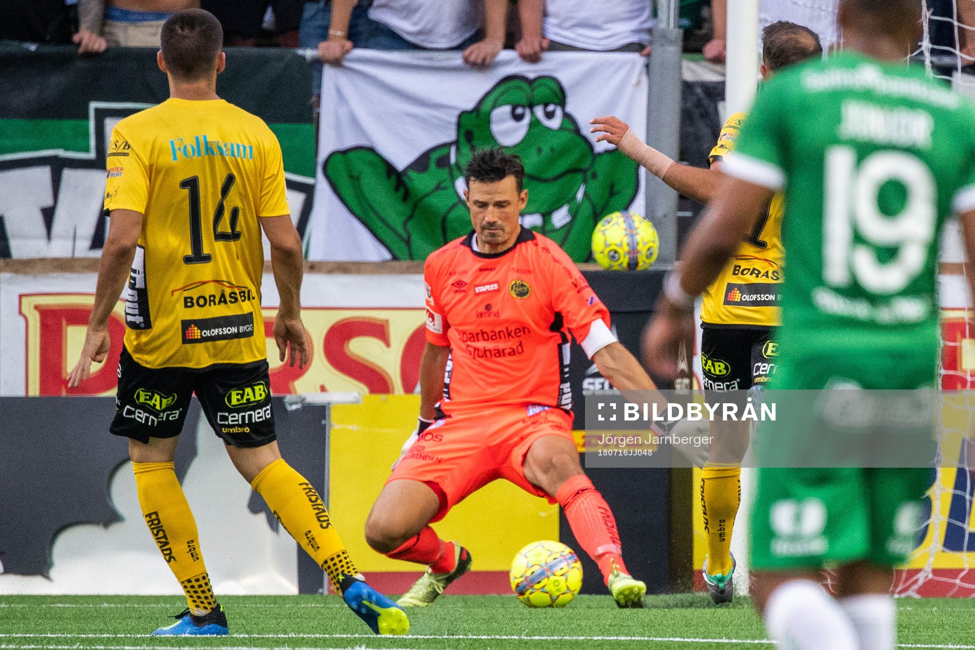 Elfsborgs målvakt Kevin Stuhr Ellegaard räddar ett skott