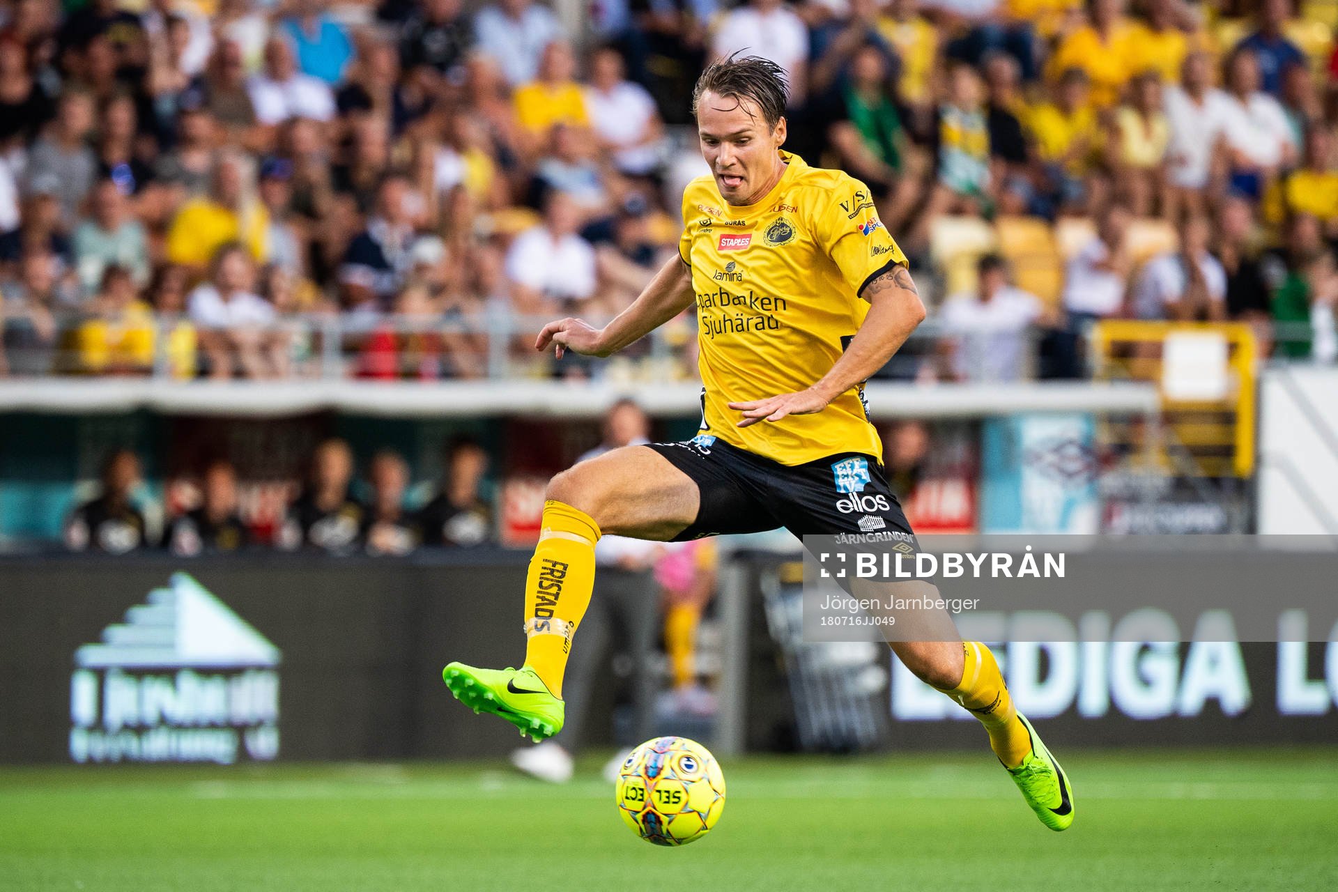 Elfsborgs Viktor Prodell driver bollen