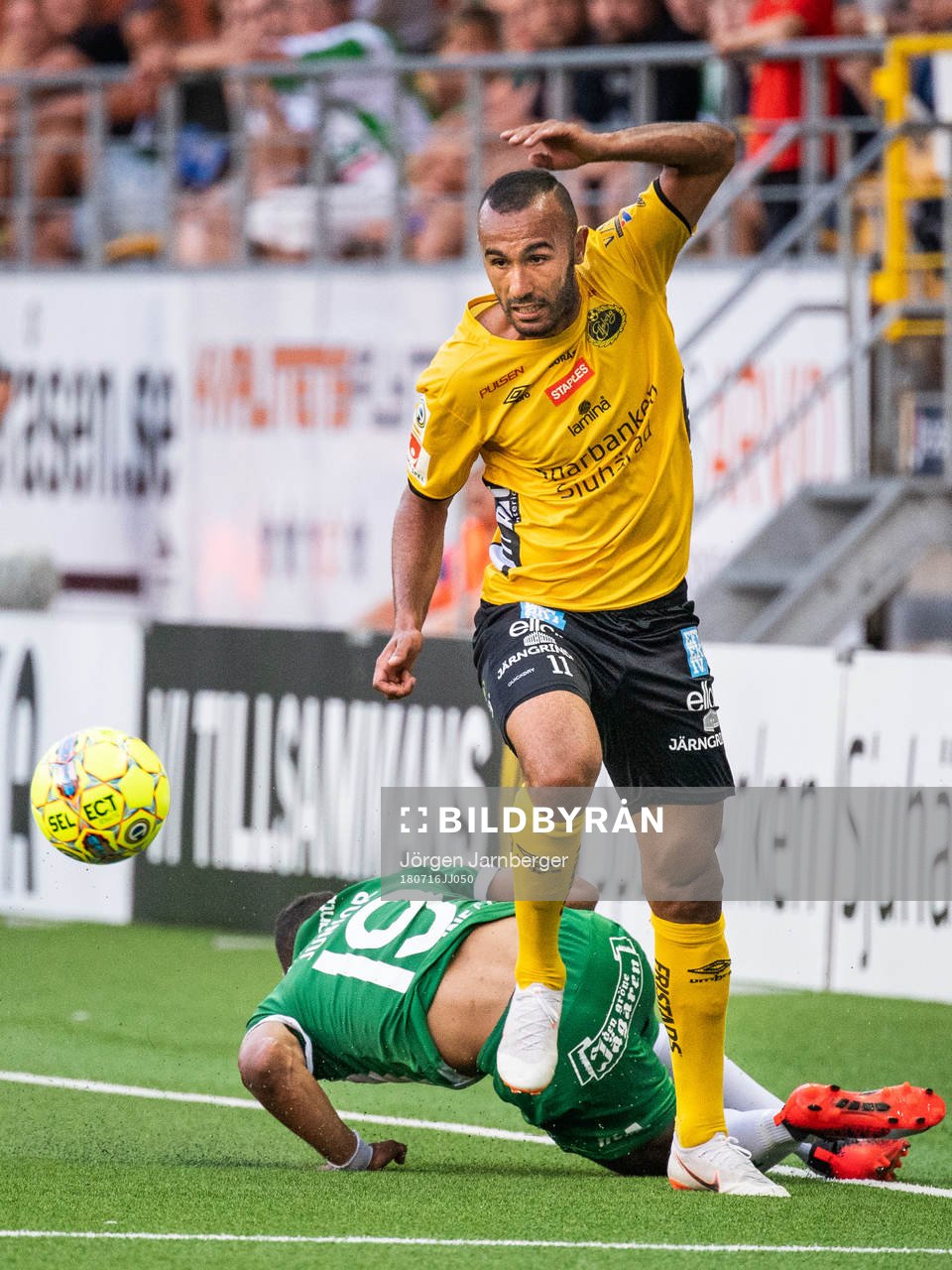Elfsborgs Issam Jebali går förbi Hammarbys Serge-Junior