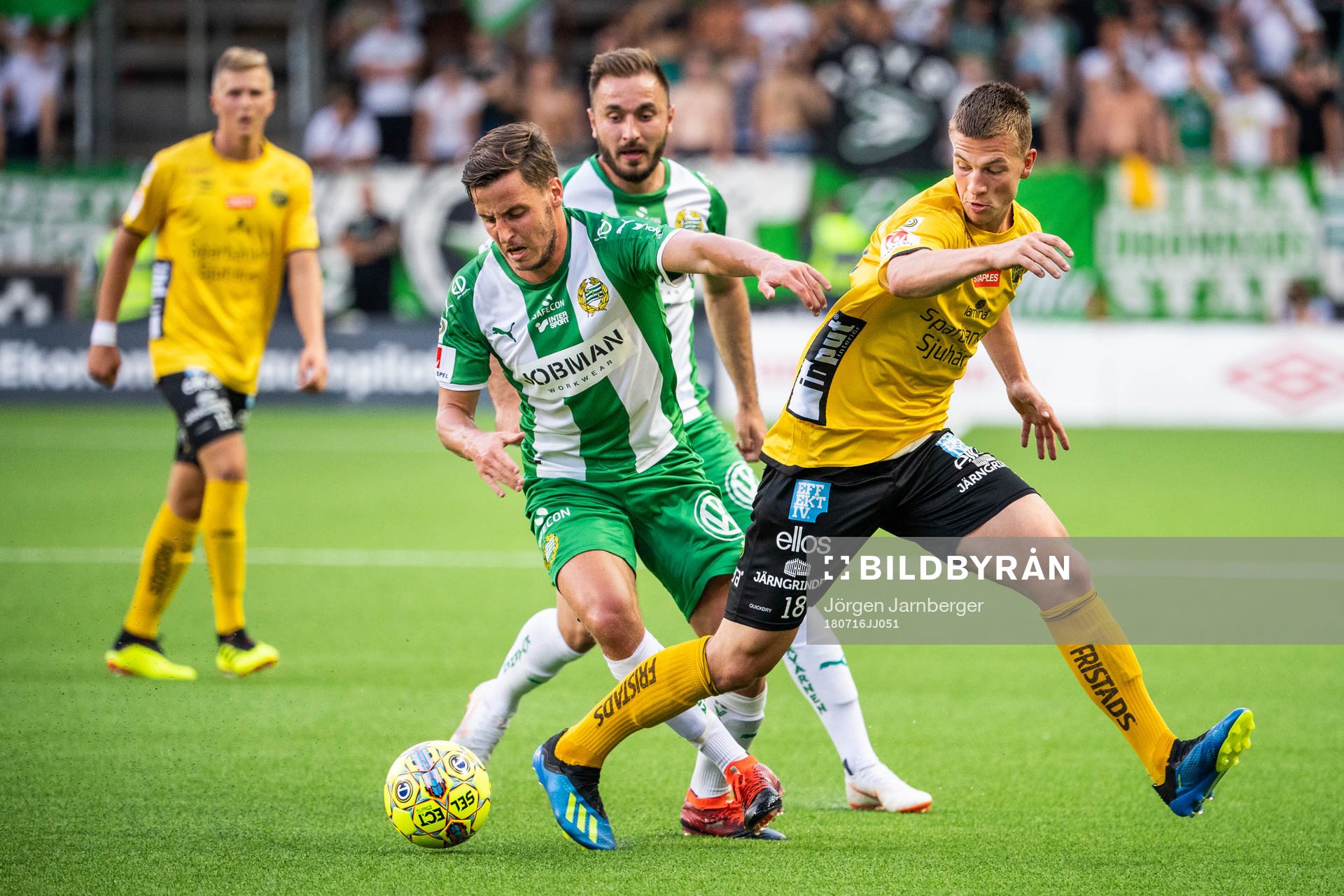 Hammarbys Jeppe Andersen och Muamer Tankovic i kamp om bollen med Elfsborgs Simon Olsson under fotbollsmatchen i Allsvenskan mellan Elfsborg och Hammarby den 16 juli 2018 i Borås.