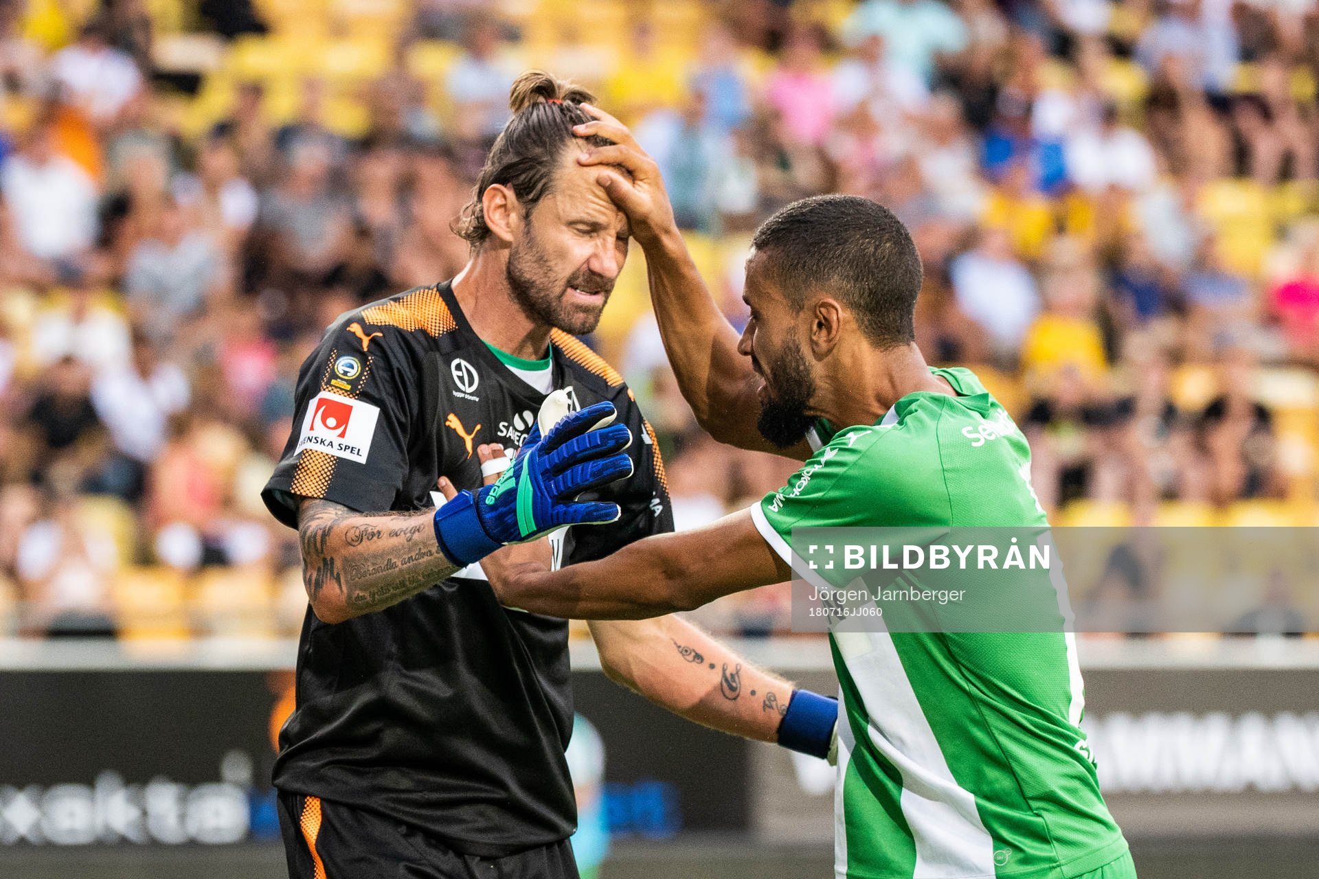 Hammarbys målvakt Johan Wiland jublar med Ibrahim Dresevic