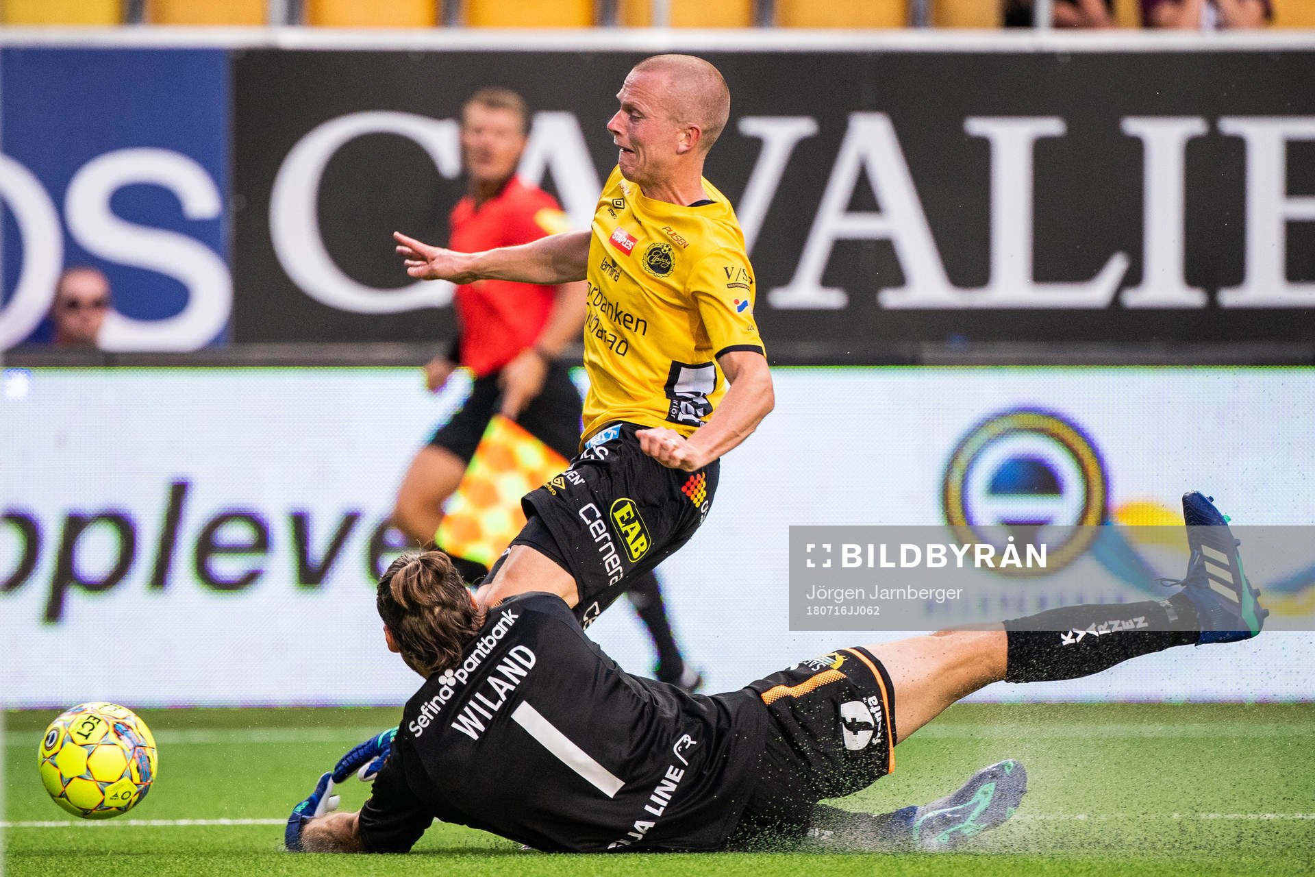 Hammarbys målvakt Johan Wiland fäller Daniel Gustavsson