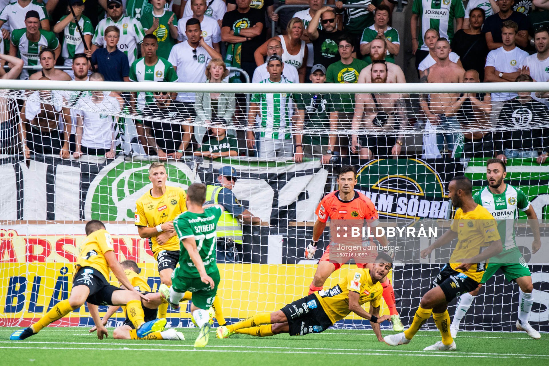 Elfsborgs försvarare täcker skott av Hammarbys Mats