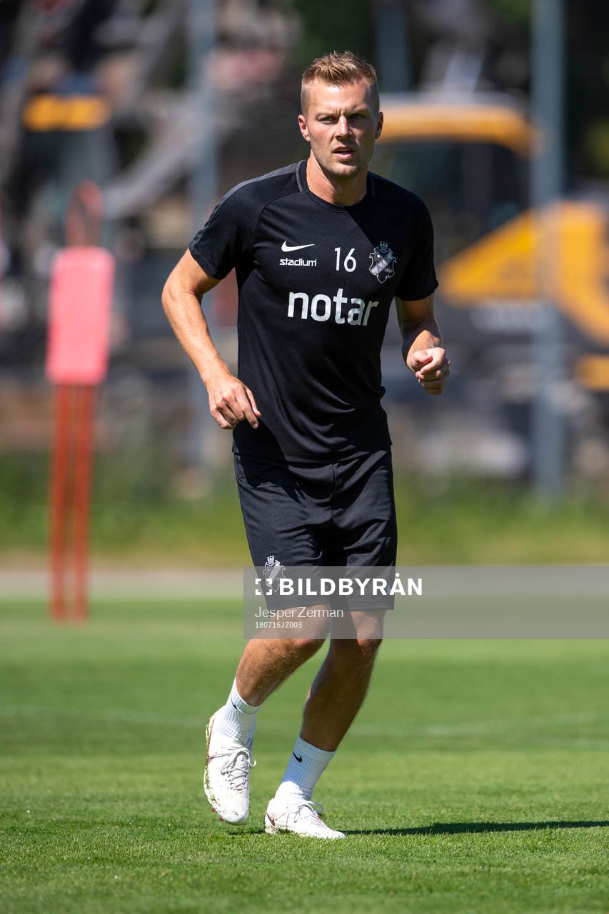 s Sebastian Larsson