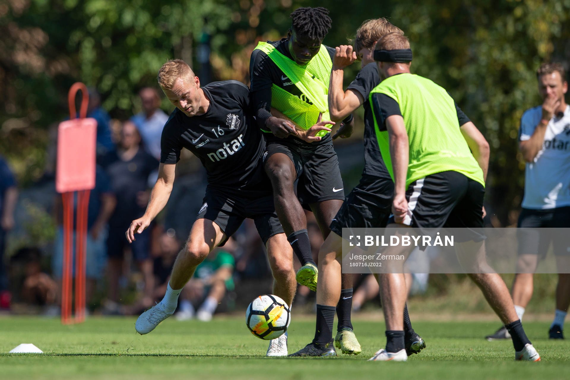 s Sebastian Larsson i en närkamp
