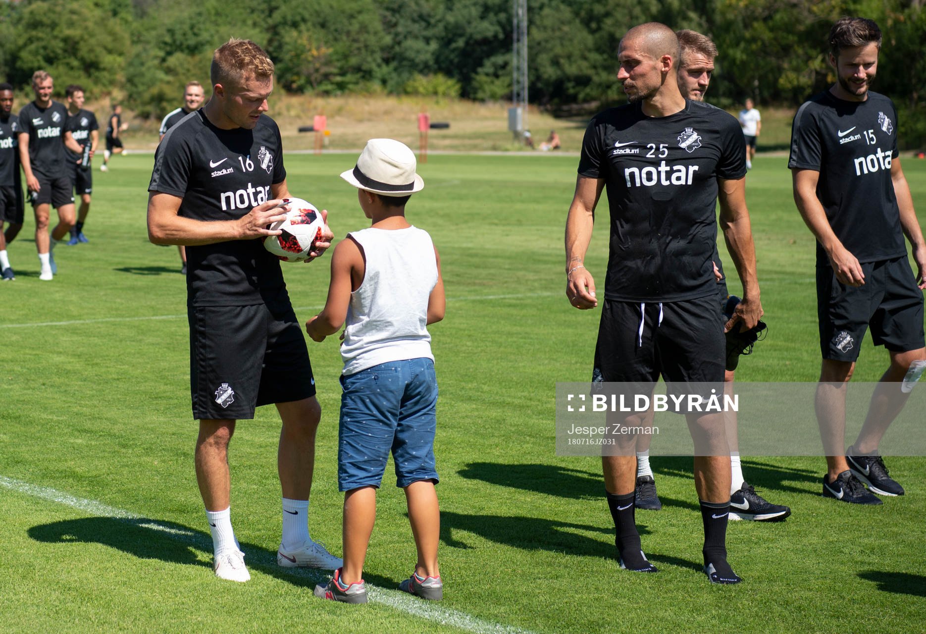 s Sebastian Larsson skriver autografer